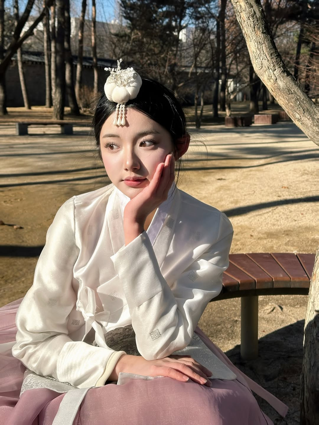 Phụ kiện đi kèm như chiếc cài tóc thủ công cùng kiểu tóc tết truyền thống càng tôn lên vẻ đài các, dịu dàng của cô nàng. (Ảnh: IGNV)