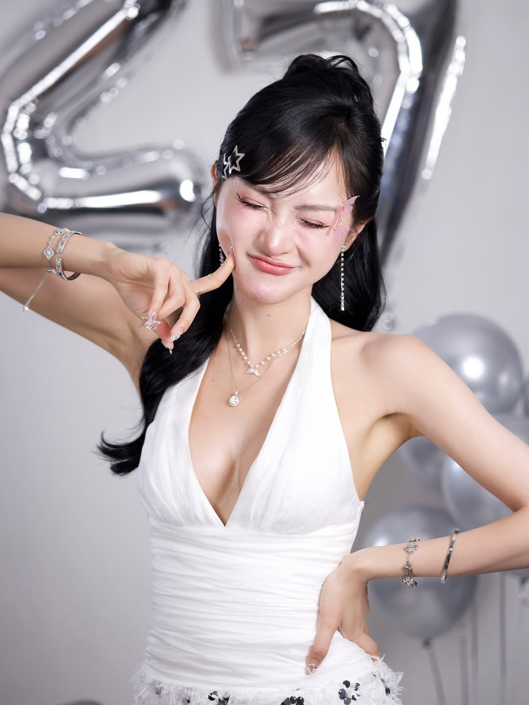 Sau ca phẫu thuật nâng ngực được thực hiện với chi phí lên tới hàng ngàn USD, nhan sắc và phong cách của Clara Đào đã có sự thay đổi rõ rệt. (Ảnh: IGNV)