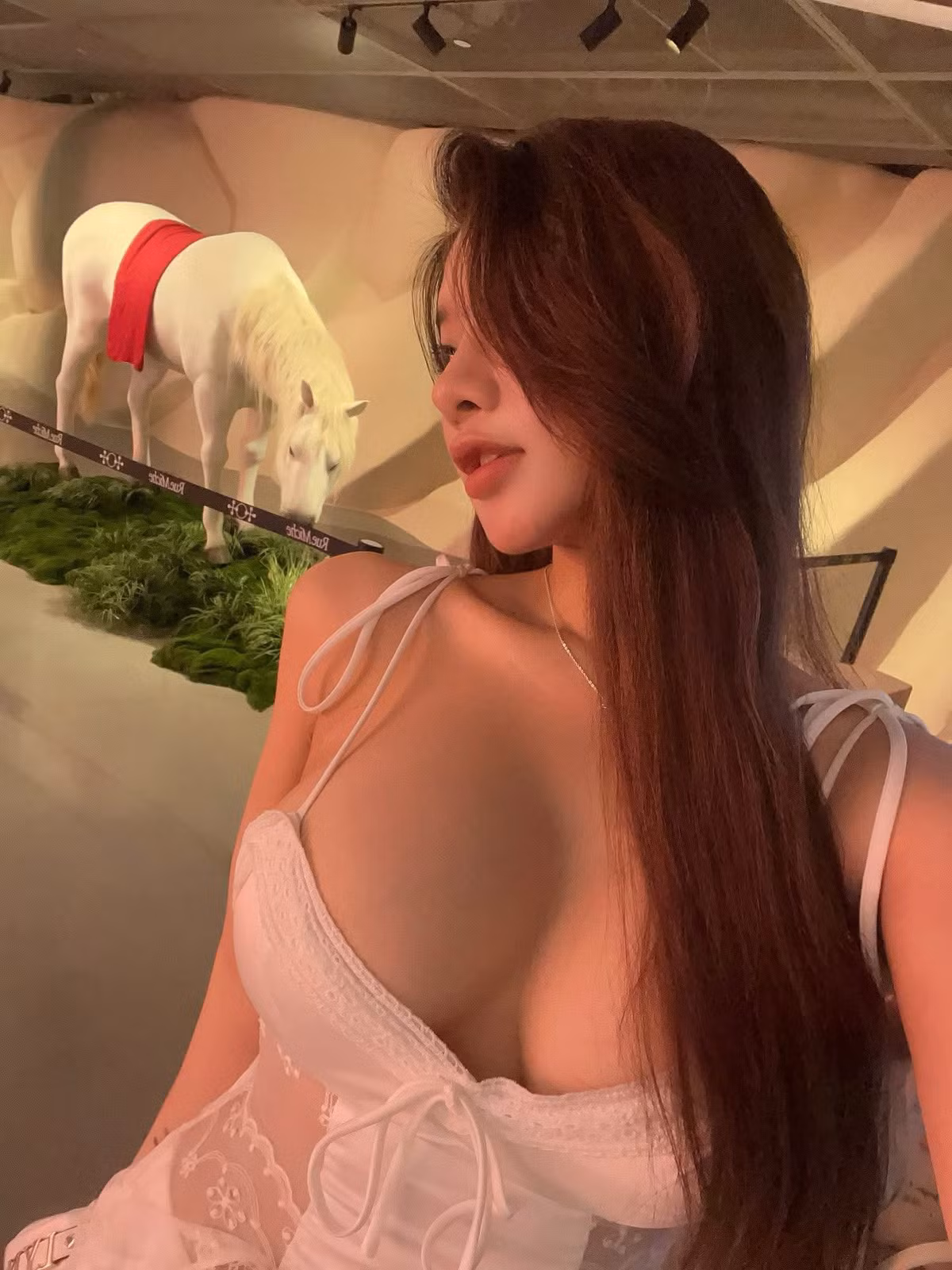 Điều khiến nhiều người chú ý hơn cả là phong cách thời trang của cô nàng. Hot girl này chọn diện một chiếc váy corset hai dây màu trắng tinh khôi, với chất liệu ren và lụa mỏng manh, thiết kế ôm sát tôn lên tối đa đường cong cơ thể. (Ảnh: FBNV)