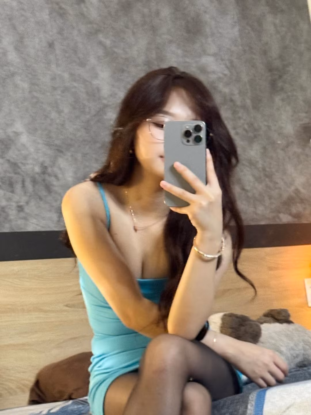 Sau một thời gian công khai "dao kéo" để làm mới nhan sắc, Gấm Kami đã có một sự "lột xác" ngoạn mục. Không chỉ dừng lại ở gương mặt, phong cách thời trang của cô nàng cũng ngày càng táo bạo và gợi cảm hơn. (Ảnh: IGNV)