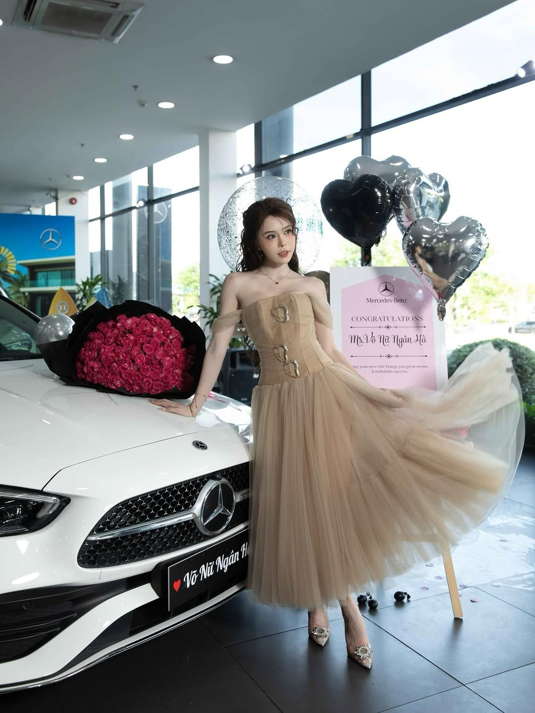 Bên cạnh đó, cô còn tham gia sự kiện, livestream và sở hữu một công ty chuyên về marketing cùng một salon tóc tại TP.HCM. Sự nghiệp kinh doanh đa dạng giúp Hà Môi có nền tảng tài chính vững chắc ở tuổi 22.