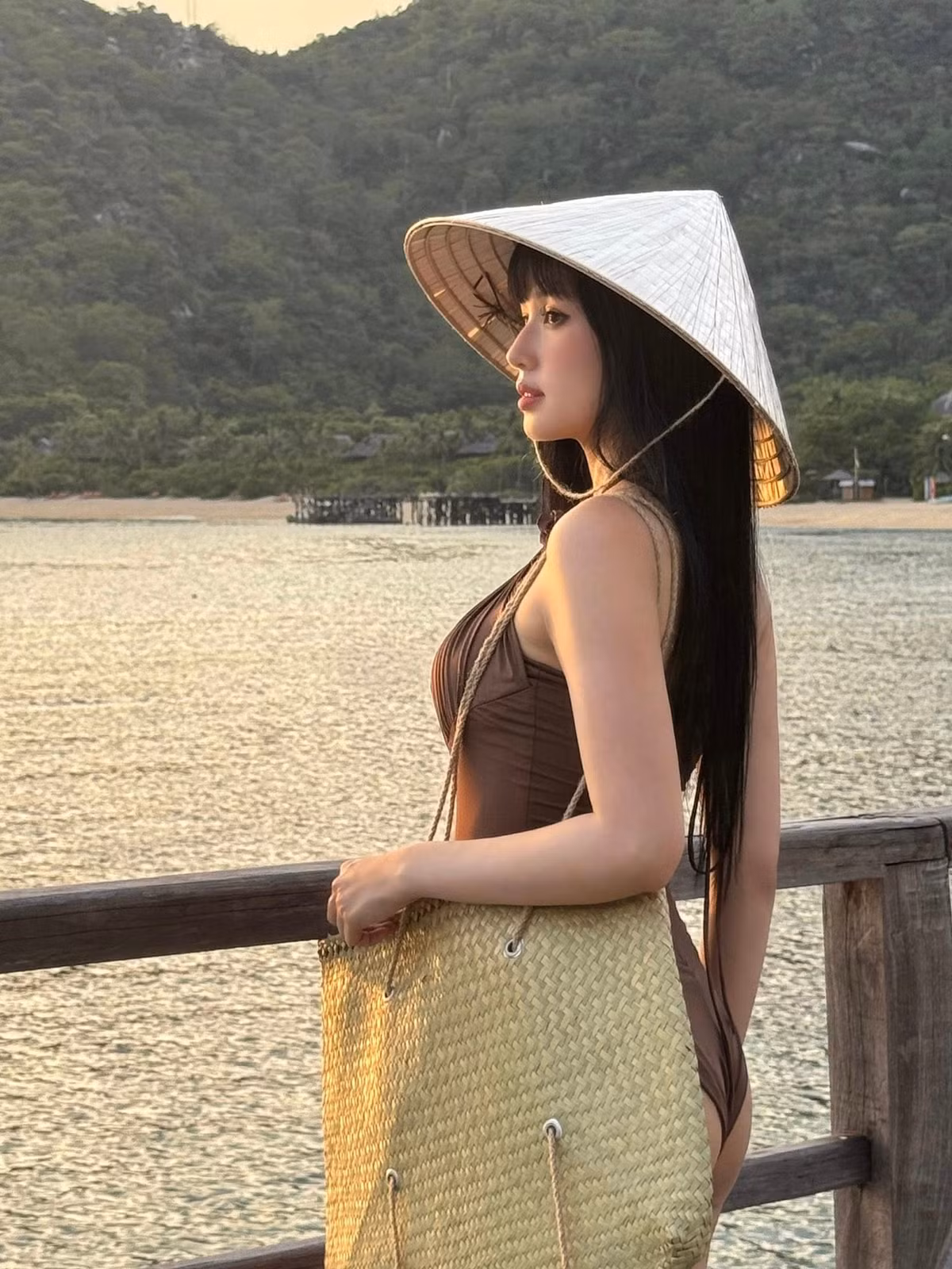 Đã 10 năm rút lui khỏi showbiz để toàn tâm chăm sóc gia đình, nhưng chỉ cần vài khung hình trên bãi biển, "hot girl đời đầu" một thời đã chứng minh rằng đẳng cấp nhan sắc là thứ không dễ phai mờ theo thời gian. (Ảnh: FBNV)