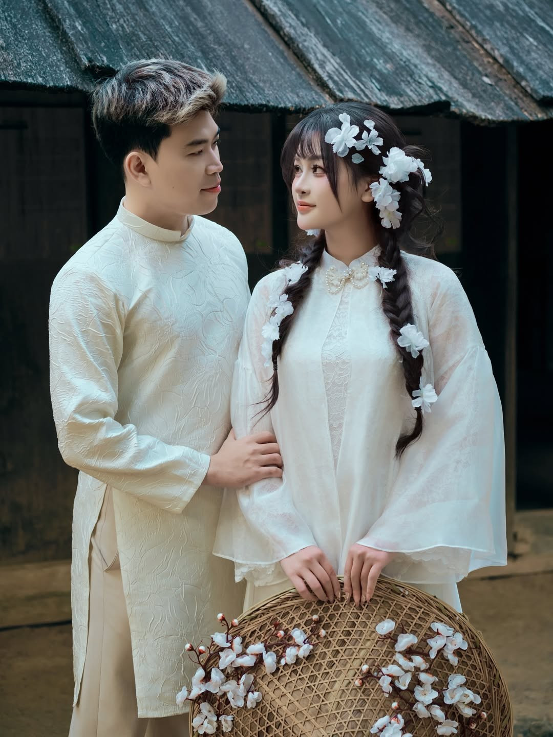 Khác với vẻ ngoài sắc sảo, quyến rũ thường thấy trên các buổi livestream, Lyly Sury trong bộ ảnh mới mang đến một diện mạo hoàn toàn khác biệt: dịu dàng, đằm thắm và đậm chất truyền thống. (Ảnh: IGNV)