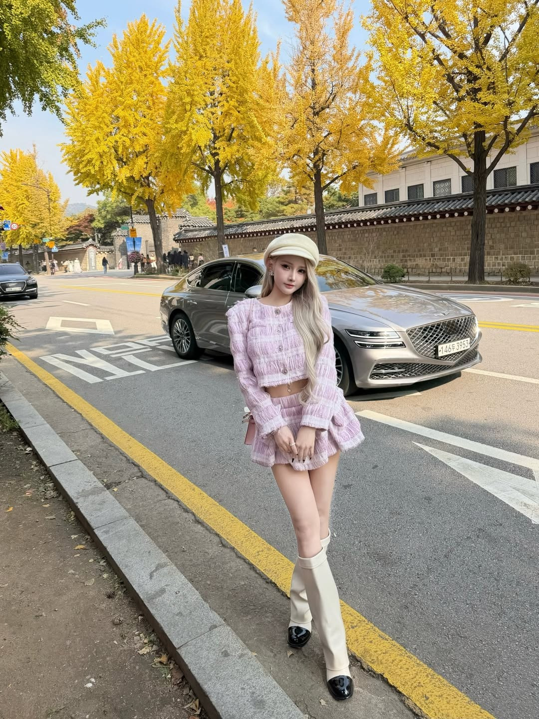 Mới đây, cô nàng tiếp tục gây chú ý khi khoe loạt ảnh dạo phố giữa khung cảnh mùa thu lãng mạn tại Hàn Quốc, nơi những hàng cây Ngân Hạnh (Ginkgo) chuyển sang màu vàng rực rỡ. (Ảnh: IGNV)