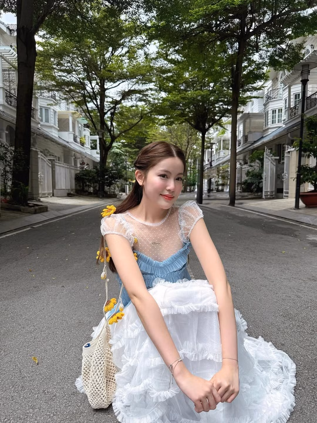 Tăng Mỹ Hàn, hay còn được biết đến với biệt danh "Babyboo" hoặc Kjmbae, là một hot girl Gen Z nổi bật trên các nền tảng mạng xã hội. Dù không phải nghệ sĩ, sức hút của Mỹ Hàn đến từ vẻ đẹp trong sáng, nhẹ nhàng cùng phong cách thời trang chuẩn "tiểu thư nhà giàu".