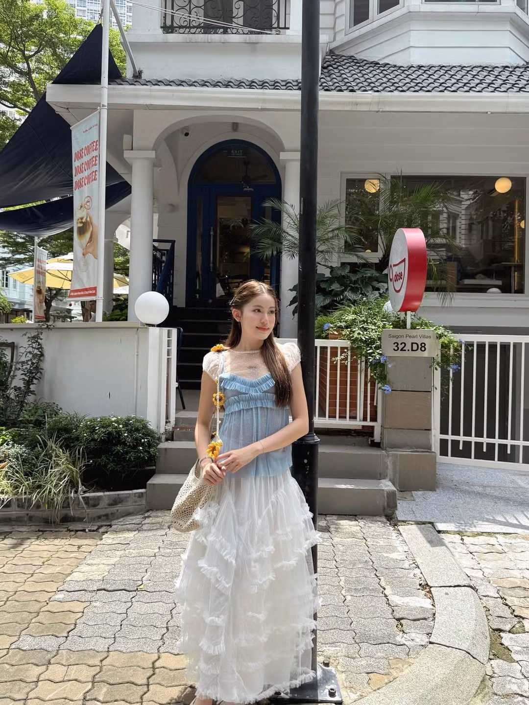 Trong bộ ảnh lần này, Mỹ Hàn diện một chiếc váy dài trắng bồng bềnh, kết hợp cùng áo hai dây màu xanh pastel nhẹ nhàng, tạo nên một tổng thể vô cùng nữ tính và bay bổng.