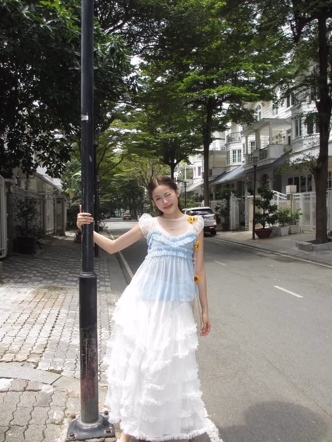 Dù sử dụng nhiều sản phẩm từ các local brand Việt với giá thành phải chăng, Tăng Mỹ Hàn vẫn luôn biết cách phối đồ một cách tinh tế, tạo nên vẻ ngoài sang chảnh, thanh lịch.