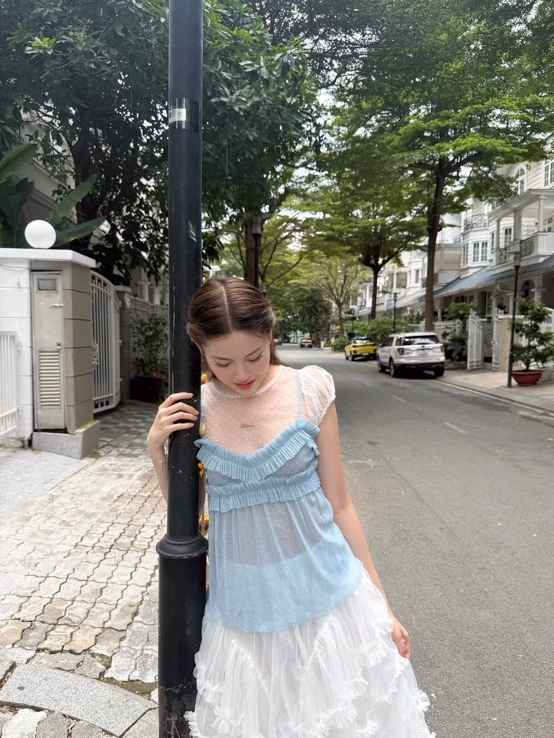 Phong cách thời trang của Mỹ Hàn đặc trưng bởi sự nữ tính, ngọt ngào nhưng không kém phần sành điệu. Cô nàng chuộng các kiểu váy áo điệu đà, đặc biệt là những thiết kế màu trắng, từ váy hai dây dáng xòe, váy hoa nhí vintage đến các kiểu đầm cúp ngực tôn dáng.