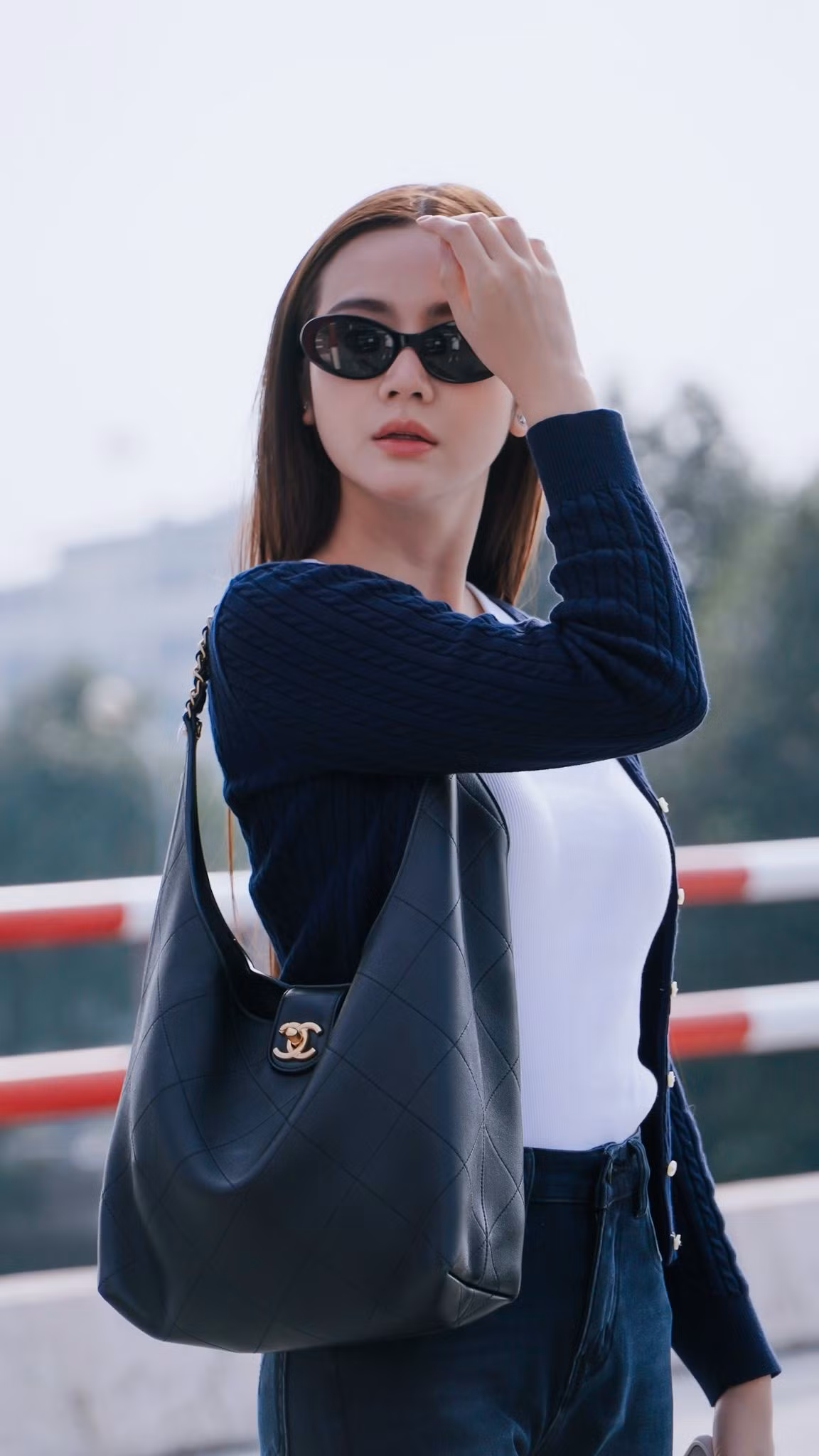 Dù đã là mẹ một con, Huyền Lizzie vẫn duy trì vóc dáng thon gọn nhờ chế độ tập luyện nghiêm ngặt. Gương mặt của cô được nhận xét là ngày càng sắc sảo, hiện đại và sang trọng hơn so với thời mới vào nghề.