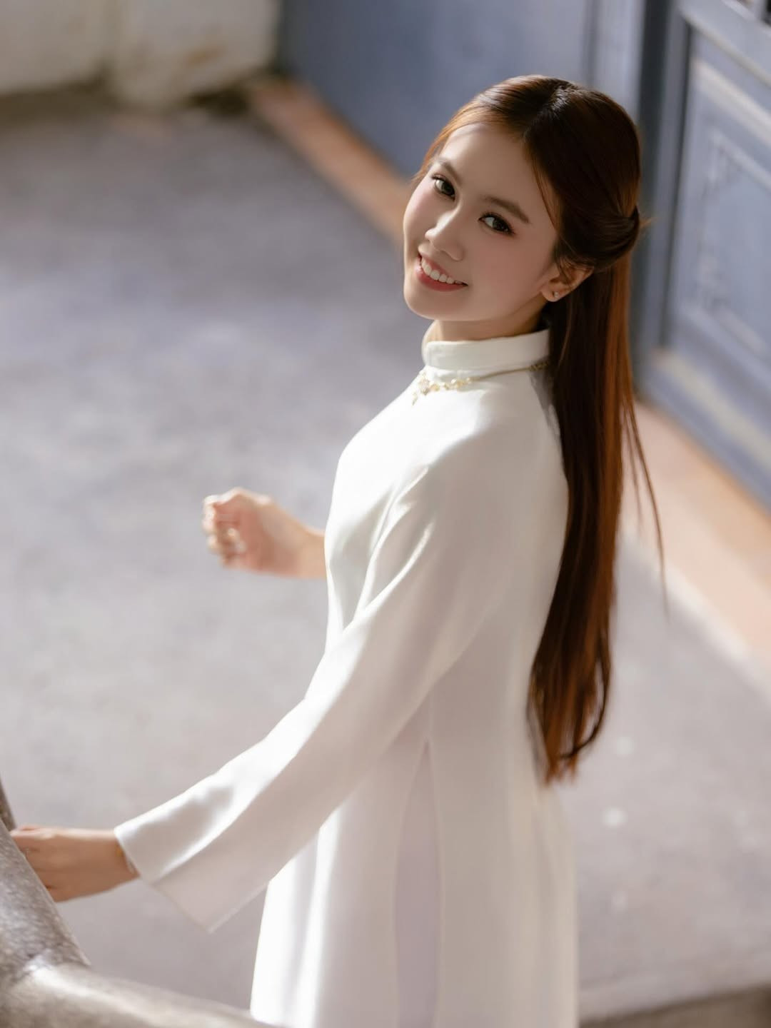 Trong bộ ảnh mới nhất, Bảo An chọn cho mình bộ áo dài trắng nhẹ nhàng với chất liệu gấm vân chìm sang trọng. Sự kết hợp giữa nét truyền thống của áo dài và vẻ đẹp hiện đại của cô thiếu nữ tạo nên một tổng thể vô cùng hài hòa (Ảnh: IGNV)