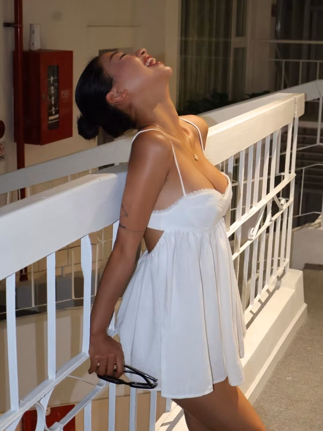 Trong bộ ảnh mới, Louis Phạm tiếp tục "đốt mắt" người hâm mộ khi khoe trọn vẻ đẹp hình thể quyến rũ trong thiết kế váy trắng tinh khôi nhưng không kém phần táo bạo. (Ảnh: IGNV)