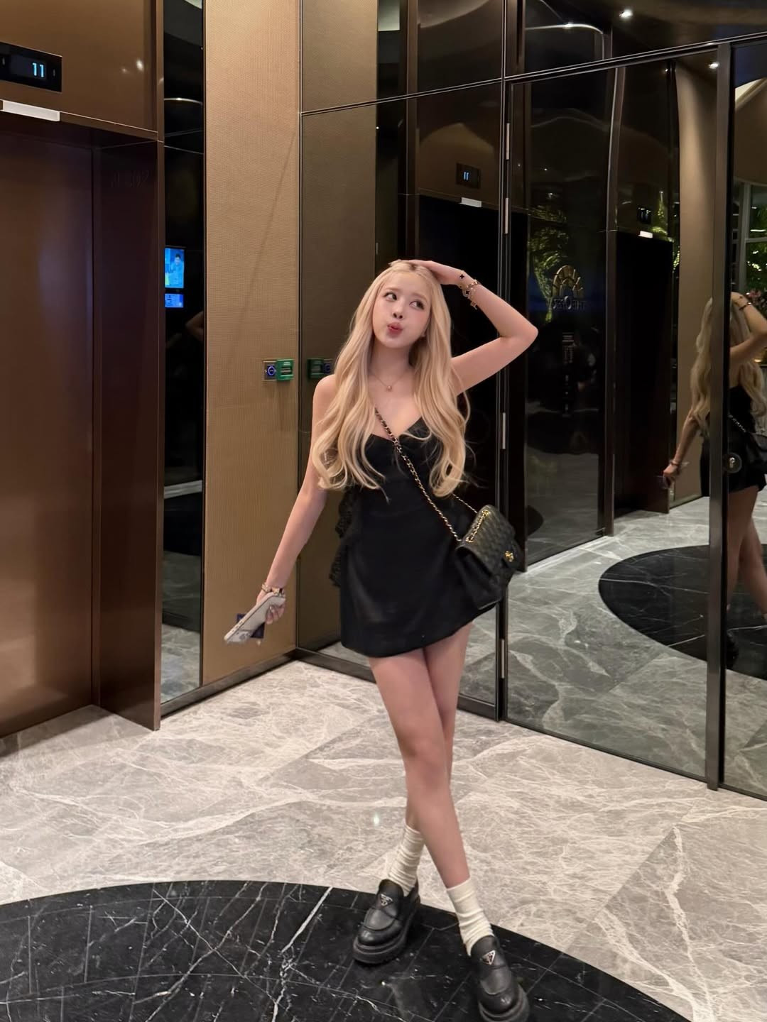 Một bộ phận khán giả cho rằng việc cô nàng thường xuyên xuất hiện với những layout trang điểm, kiểu tóc và cách tạo dáng "đặc sệt" phong cách của Rosé (BLACKPINK) là một chiêu trò cố tình để thu hút sự chú ý. (Ảnh: IGNV)