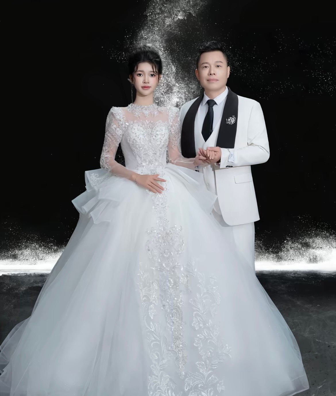 Trên kênh Tiktok cá nhân, mới đây Tôn Bằng - chồng cũ Hằng Du Mục đã công khai loạt ảnh cưới lãng mạn bên người vợ sắp cưới kém anh đến 26 tuổi, đồng thời có những chia sẻ thẳng thắn về cuộc sống hôn nhân.