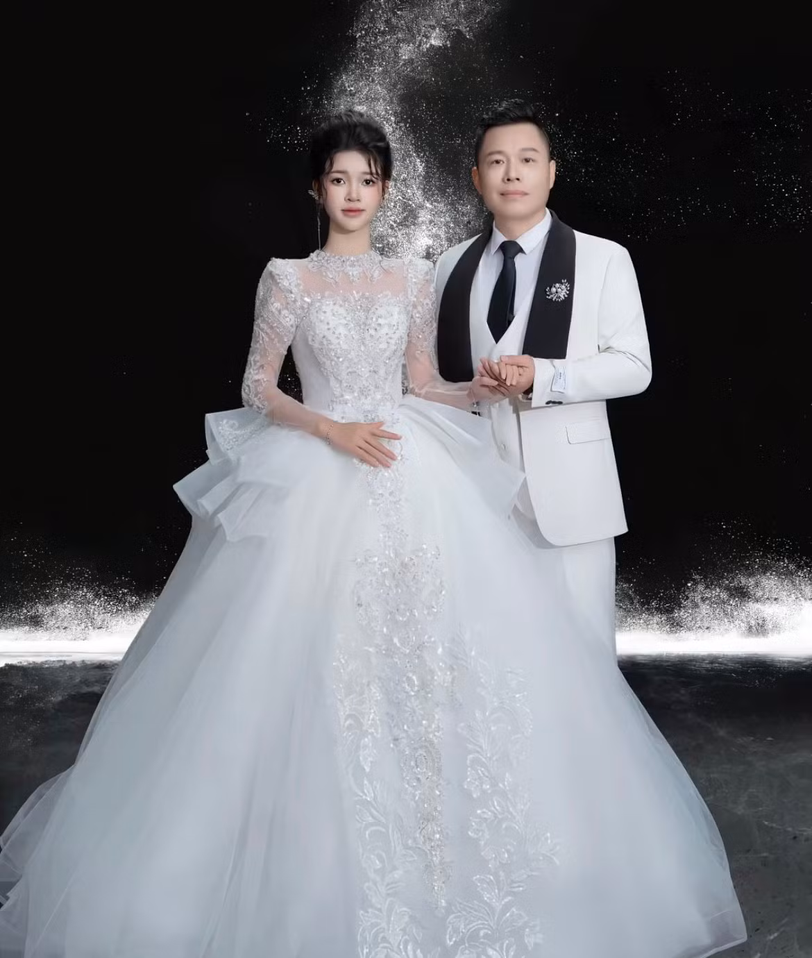 Trên kênh Tiktok cá nhân, mới đây Tôn Bằng - chồng cũ Hằng Du Mục đã công khai loạt ảnh cưới lãng mạn bên người vợ sắp cưới kém anh đến 26 tuổi, đồng thời có những chia sẻ thẳng thắn về cuộc sống hôn nhân.