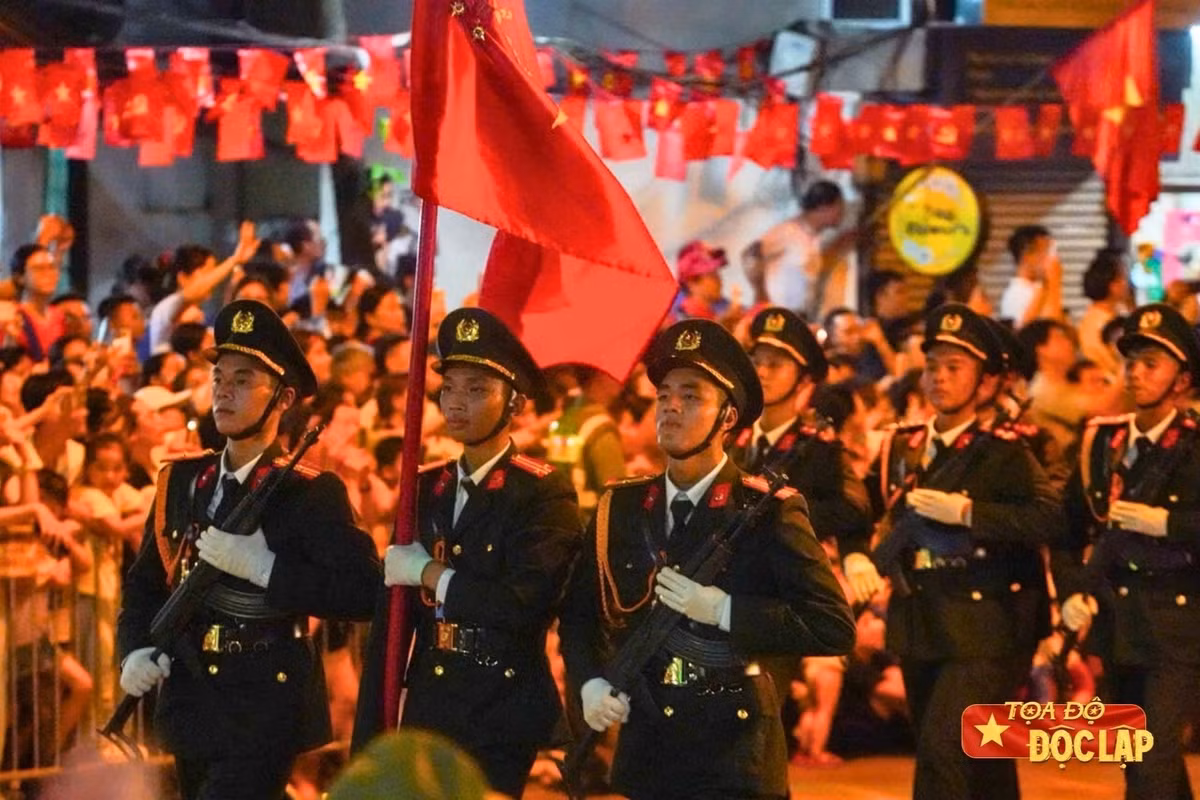 Không chỉ các khối quân đội nước ngoài, những đoàn Quân đội nhân dân và Công an nhân dân Việt Nam khi tiến qua phố cũng nhận được sự cổ vũ nhiệt tình từ người dân. Tiếng vỗ tay, hò reo vang dọc hai bên đường tạo nên bầu không khí sôi động, tiếp thêm sức mạnh tinh thần cho các chiến sĩ trong buổi hợp luyện. Ảnh: Châu Sa.