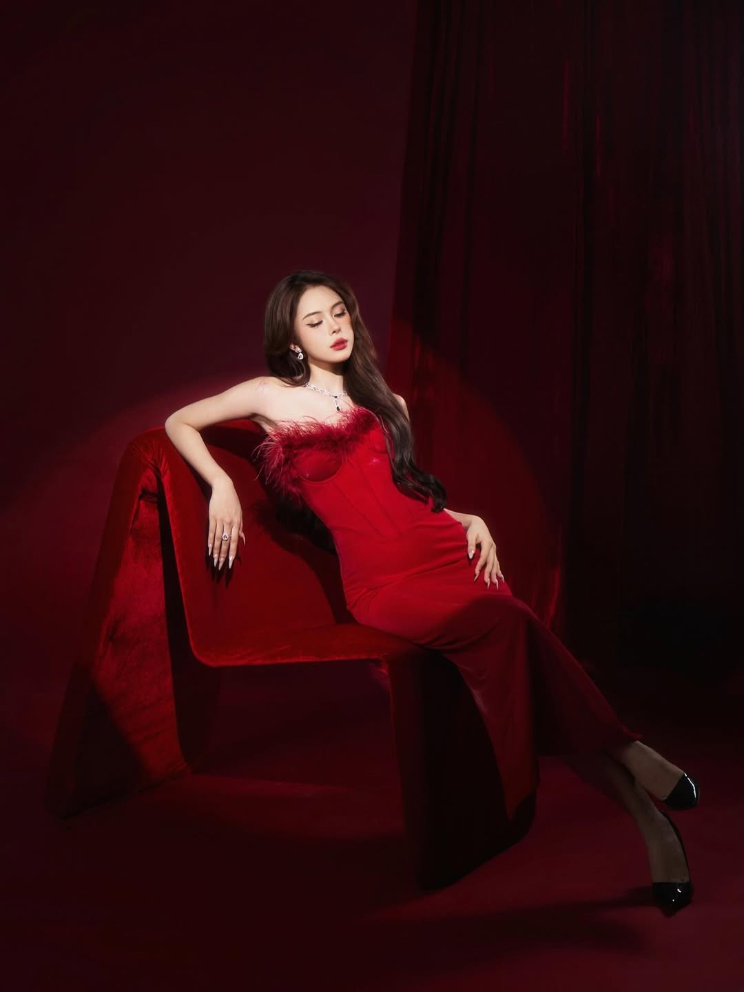 Lấy tông màu đỏ nhung làm chủ đạo, không gian của bộ ảnh toát lên vẻ sang trọng, bí ẩn, làm nổi bật nhan sắc ngọt ngào nhưng không kém phần sắc sảo của Ngân Hà. (Ảnh: IGNV)