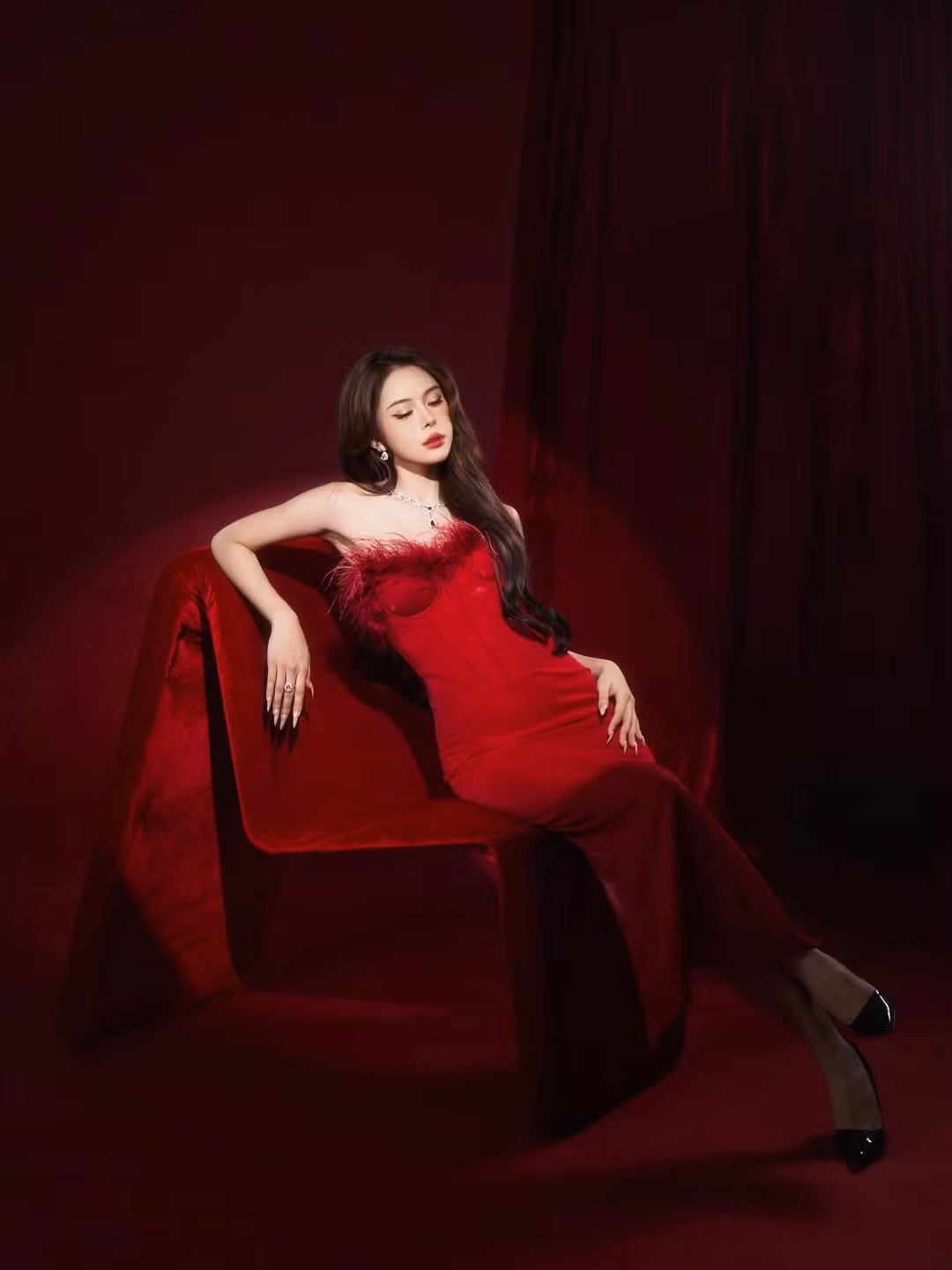 Lấy tông màu đỏ nhung làm chủ đạo, không gian của bộ ảnh toát lên vẻ sang trọng, bí ẩn, làm nổi bật nhan sắc ngọt ngào nhưng không kém phần sắc sảo của Ngân Hà. (Ảnh: IGNV)