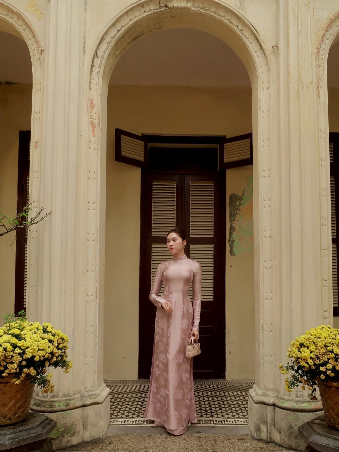 Đặc biệt, lối trang điểm trong veo với điểm nhấn ở đôi mắt và làn môi hồng tự nhiên càng làm nổi bật nét đẹp thuần khiết của người phụ nữ Việt trong dịp Tết đến Xuân về. (Ảnh: IGNV)