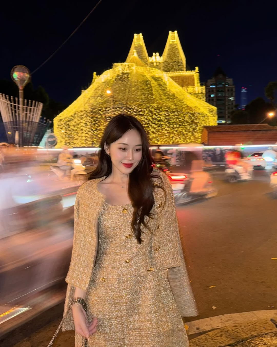 Cũng check-in tại nhà thờ Đức Bà, nàng beauty Blogger LuuSue chọn cho mình set váy chất liệu dạ tweed màu vàng gold đồng điệu hoàn hảo với ánh sáng của nhà thờ. (Ảnh: IG @luusuebeauty)