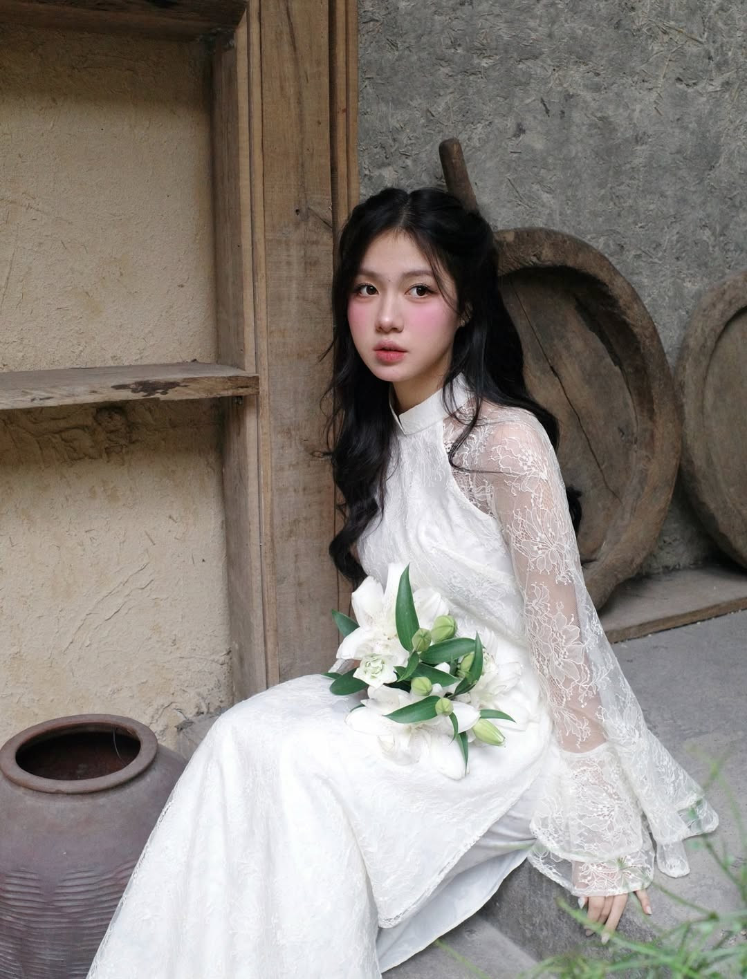 Chất liệu tơ mỏng nhẹ phối cùng chi tiết tay bồng và những chiếc nơ thắt điệu đà đã tôn lên trọn vẹn nét nữ tính, mềm mại của cô gái đang độ tuổi xuân thì. (Ảnh: IGNV)