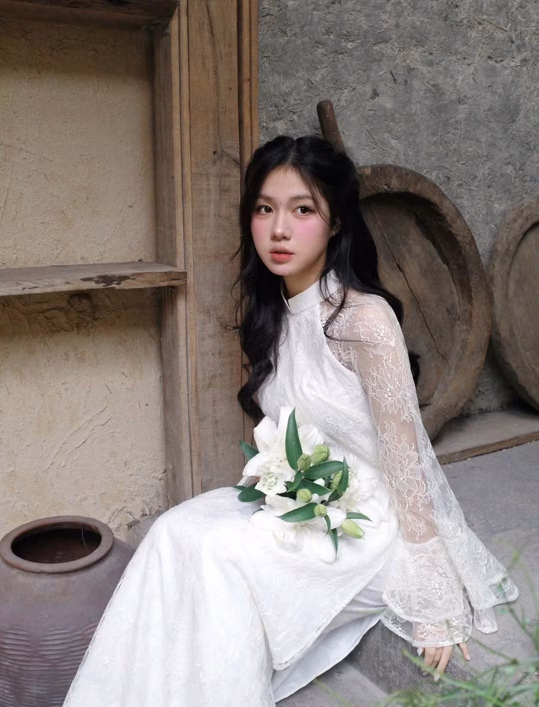 Chất liệu tơ mỏng nhẹ phối cùng chi tiết tay bồng và những chiếc nơ thắt điệu đà đã tôn lên trọn vẹn nét nữ tính, mềm mại của cô gái đang độ tuổi xuân thì. (Ảnh: IGNV)