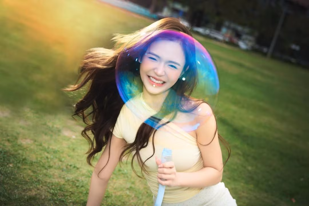 Tận dụng độ phản quang của lớp xà phòng, gương mặt của Hoàng Yến như được phủ một lớp filter tự nhiên đầy màu sắc. Những dải bong bóng khổng lồ bao quanh tạo nên một chiều không gian vừa mộng mơ, vừa hiện đại. (Ảnh: IGNV)