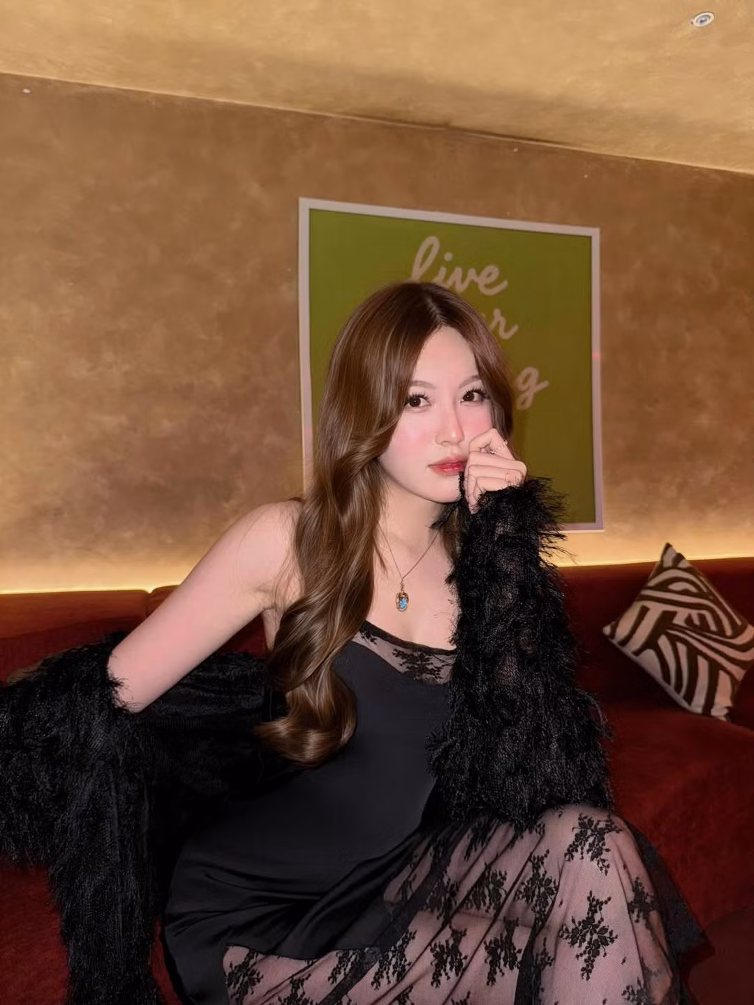 Chất liệu vải mỏng manh kết hợp cùng các chi tiết đính kết tỉ mỉ giúp cô nàng khoe khéo làn da trắng ngần và vóc dáng mảnh mai không mỡ thừa. (Ảnh: IGNV)