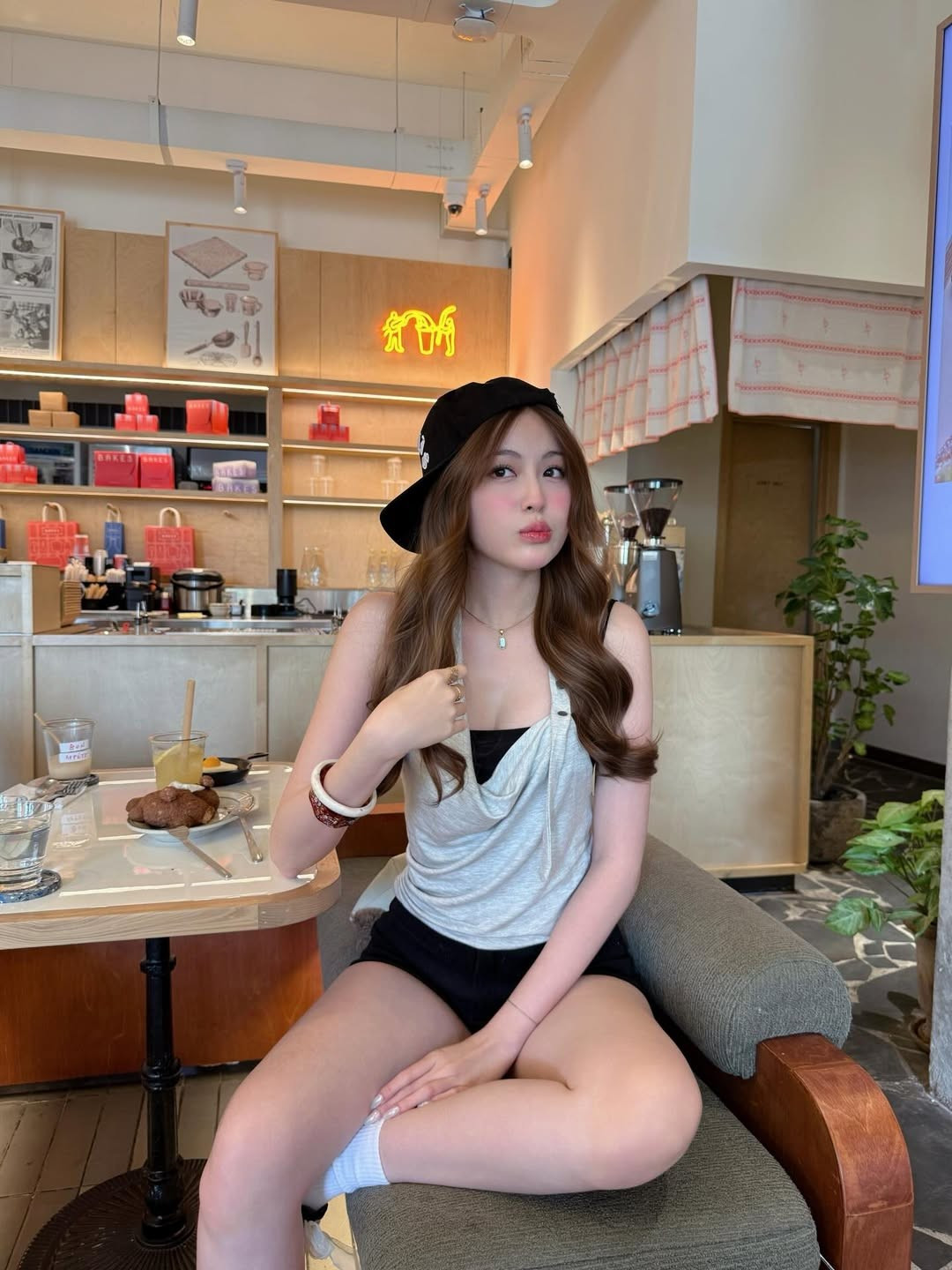 Lối trang điểm tông hồng đào chuẩn "douyin" với đôi má ửng hồng và làn da trắng sứ giúp cô nàng trông vẫn cực kỳ ngọt ngào dưới ánh nắng. (Ảnh: IGNV)