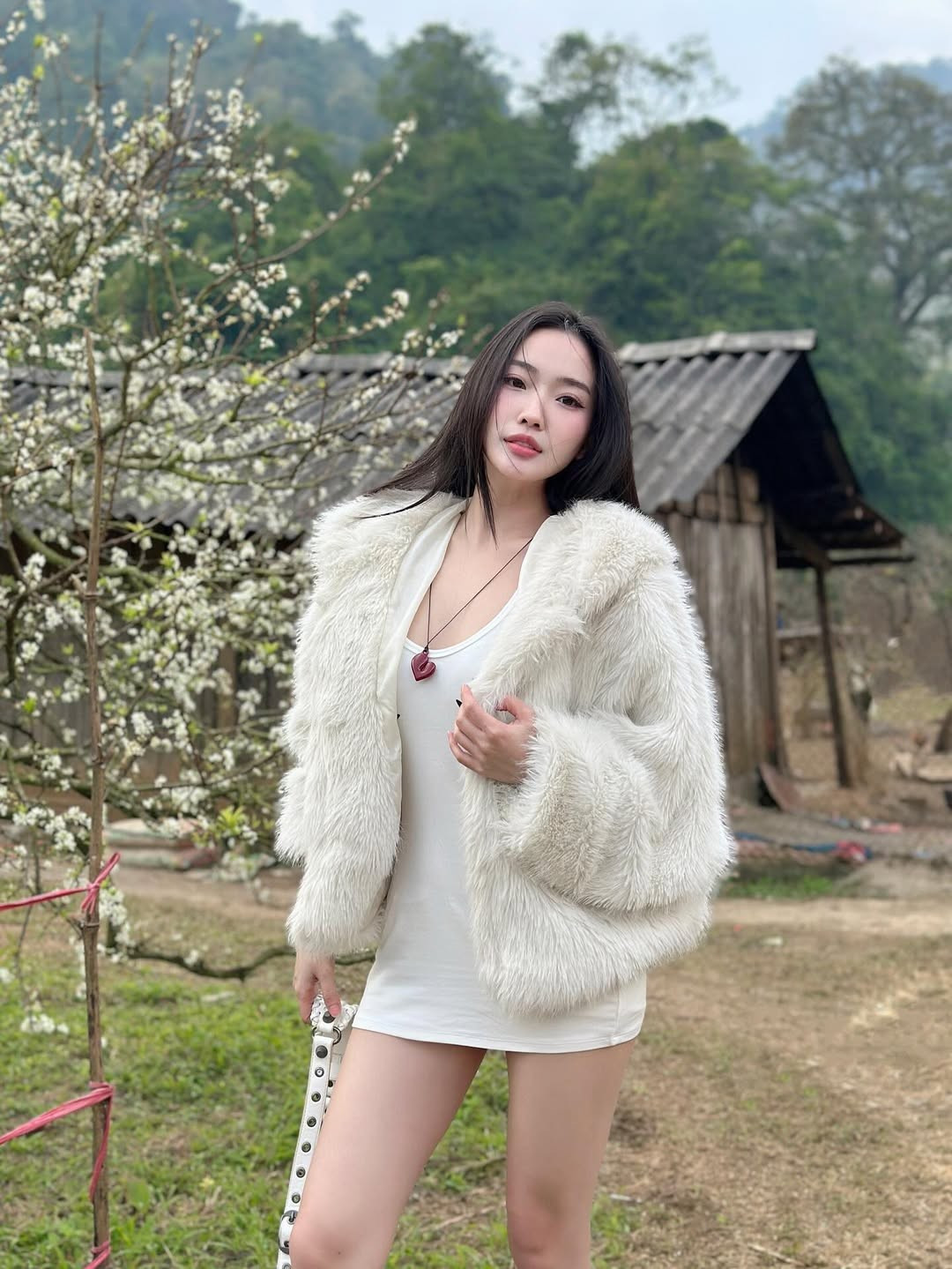 Mới đây, một bộ ảnh check-in giữa rừng hoa mận trắng xóa, với nhân vật chính diện trang phục trắng tinh khôi, khoác áo lông ấm áp và khăn turban thổ cẩm rực rỡ đã nhanh chóng "gây bão" trên mạng xã hội.