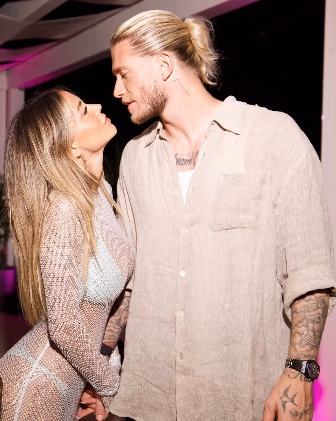 Vấn đề thời trang gây tranh cãi không phải là điều mới mẻ với Leotta. Valentina Maceri, người dẫn chương trình phát sóng UEFA Champions League trên một đài truyền hình Thụy Sĩ, từng chỉ trích Diletta và một số đồng nghiệp của cô vì cho rằng phong cách của họ "thiếu thanh lịch" và "thô tục". (Ảnh: IGNV)