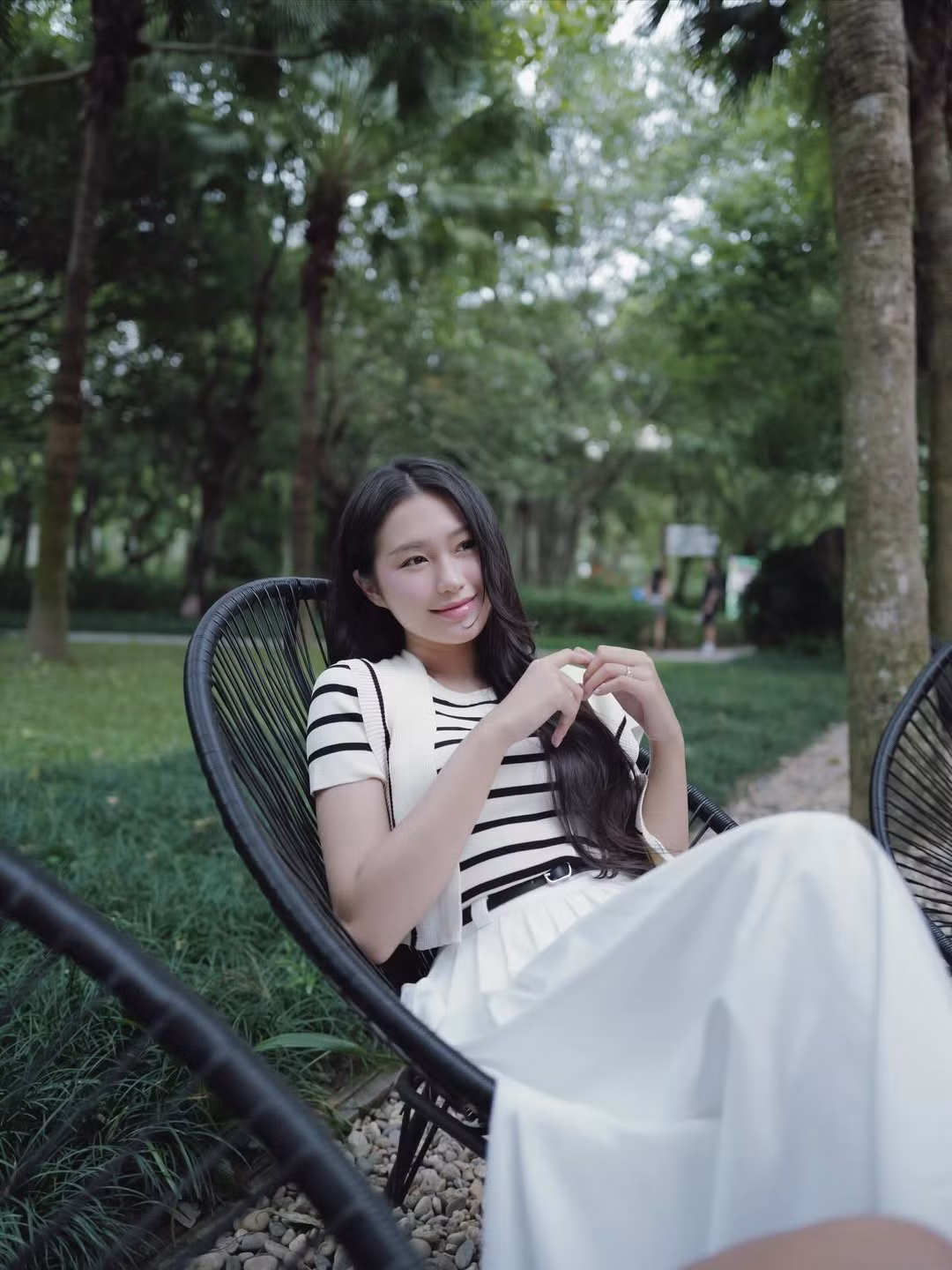 Cô diện chiếc áo thun cộc tay với họa tiết kẻ sọc ngang đen-trắng, kết hợp cùng chân váy màu trắng tinh khôi, với độ xòe nhẹ nhàng, giúp cô khoe dáng một cách khéo léo, đồng thời mang lại vẻ ngoài bay bổng, thướt tha. (Ảnh: IGNV)