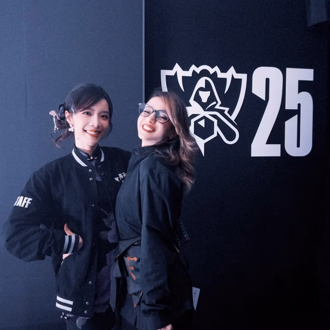 Những bức ảnh cô chụp cùng các tuyển thủ hàng đầu như Faker hay Ruler tại sự kiện luôn nhận được sự quan tâm khổng lồ từ cộng đồng, chứng minh sức hút không hề nhỏ của cô trong làng game. (Ảnh: IGNV)