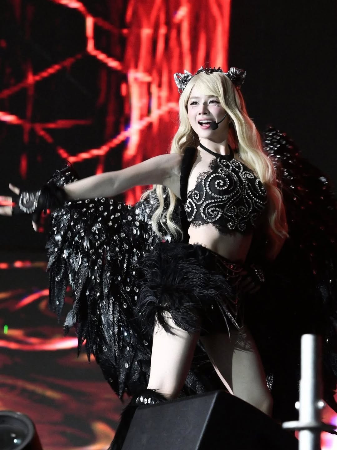 Trong loạt ảnh được chia sẻ, Mie diện bộ outfit tông đen chủ đạo được đính kết đá thủ công tỉ mỉ, giúp cô nàng khoe khéo vòng eo "con kiến" và làn da trắng sứ không tì vết. Điểm nhấn đặc biệt chính là đôi cánh lông vũ đen khổng lồ cùng phụ kiện tóc tai mèo cách điệu, tạo nên sự kết hợp hoàn hảo giữa nét cá tính và sự quyến rũ. (Ảnh: IGNV)