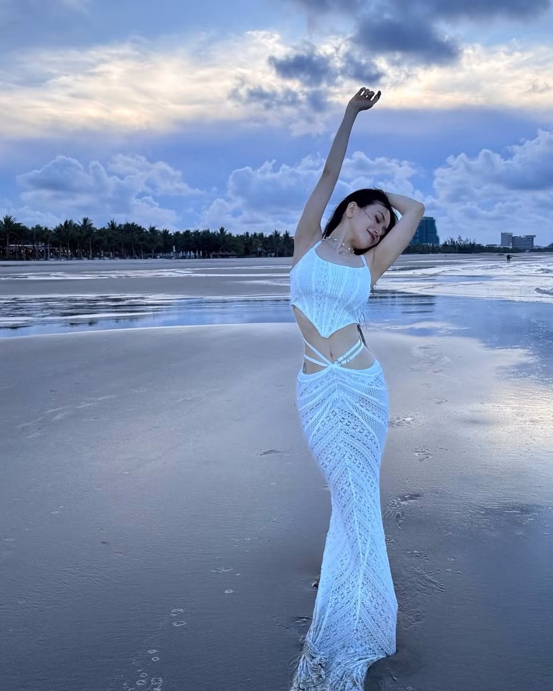 Ở phần bình luận, nhiều người phải xuýt xoa trước giao diện đi biển lần này của giọng ca "Oh my chuối".