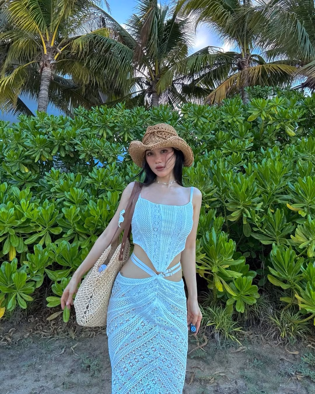 Cô phối cùng phụ kiện đơn giản như chuỗi vòng cổ ngọc trai mảnh, mái tóc xõa tự nhiên và lối trang điểm trong trẻo, để lại ấn tượng thanh thoát nhưng không kém phần quyến rũ.