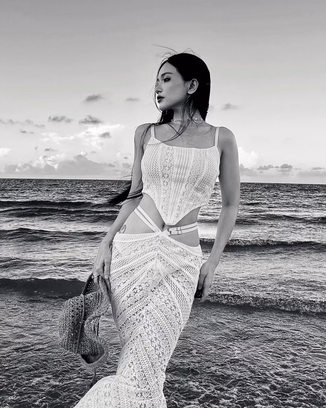 Dù là trang phục dạo phố, đi biển hay dự tiệc, Sĩ Thanh đều khéo léo lựa chọn các chất liệu xuyên thấu, ren, satin… kết hợp cùng cắt xẻ thông minh để tôn dáng triệt để.