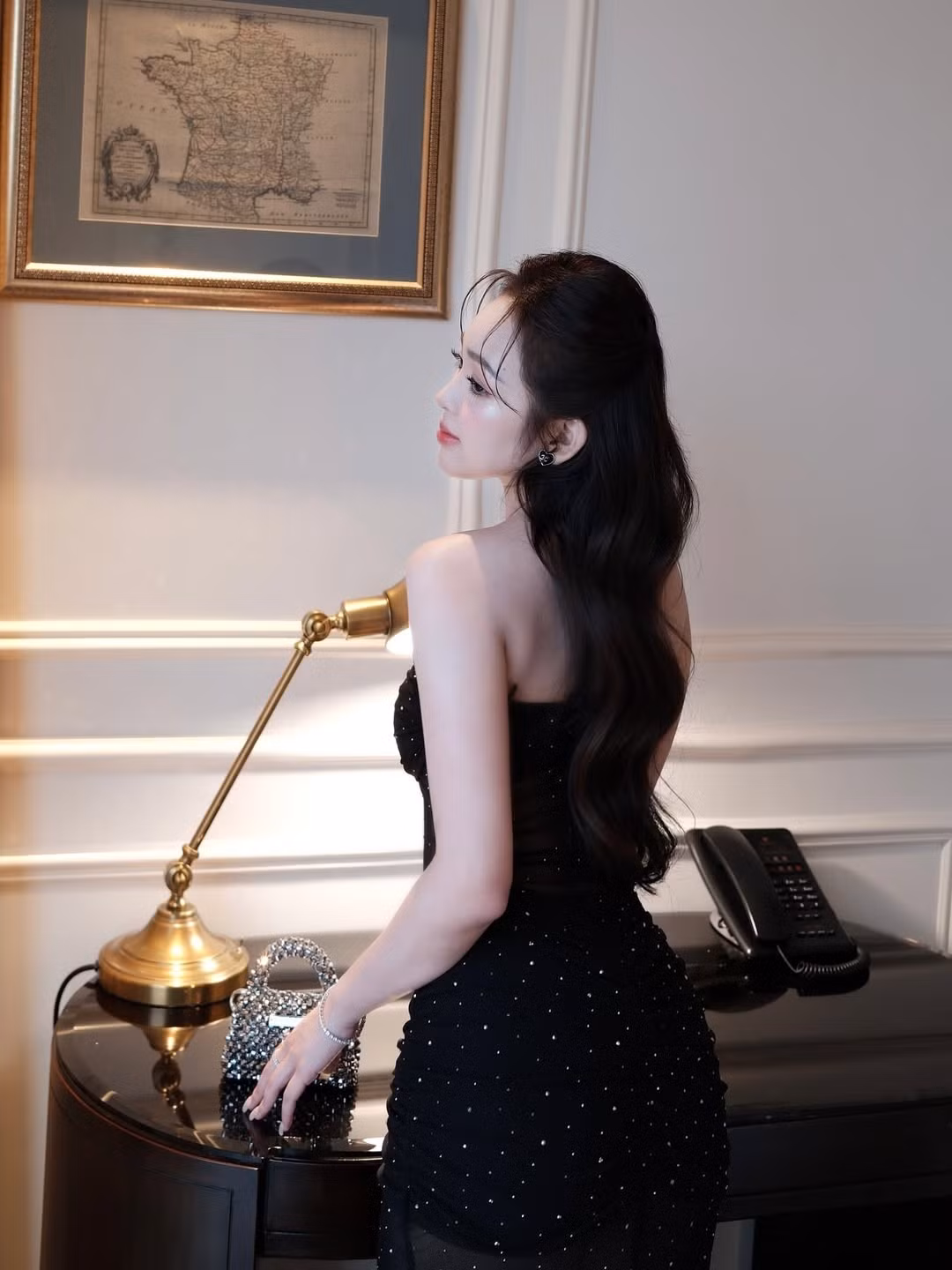 Ở tuổi 28 và có hai con, cô vẫn giữ được thân hình nuột nà, gợi cảm với vòng eo con kiến. Hình ảnh của cô thường xuyên nhận được lời khen ngợi vì vẻ đẹp như nàng thơ. (Ảnh: IGNV)