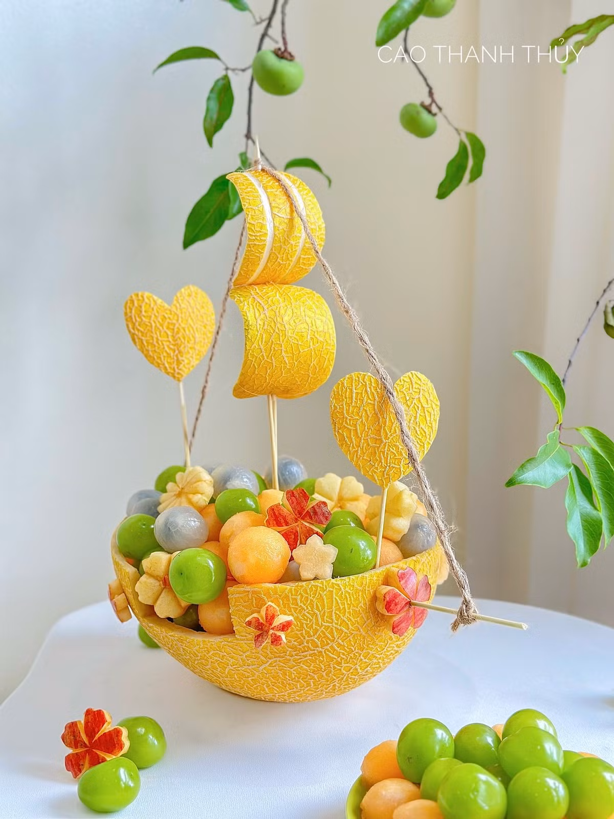 Những mâm cỗ Trung thu này không chỉ là lễ vật dâng lên tổ tiên hay để phá cỗ, mà còn là cách người mẹ tạo ra những kí ức tuổi thơ tươi đẹp, giúp các con luôn nhớ về một cái Tết thiếu nhi đậm tính chất cổ truyền không thể nào quên được. (Ảnh: FB Cao Thanh Thuỷ)