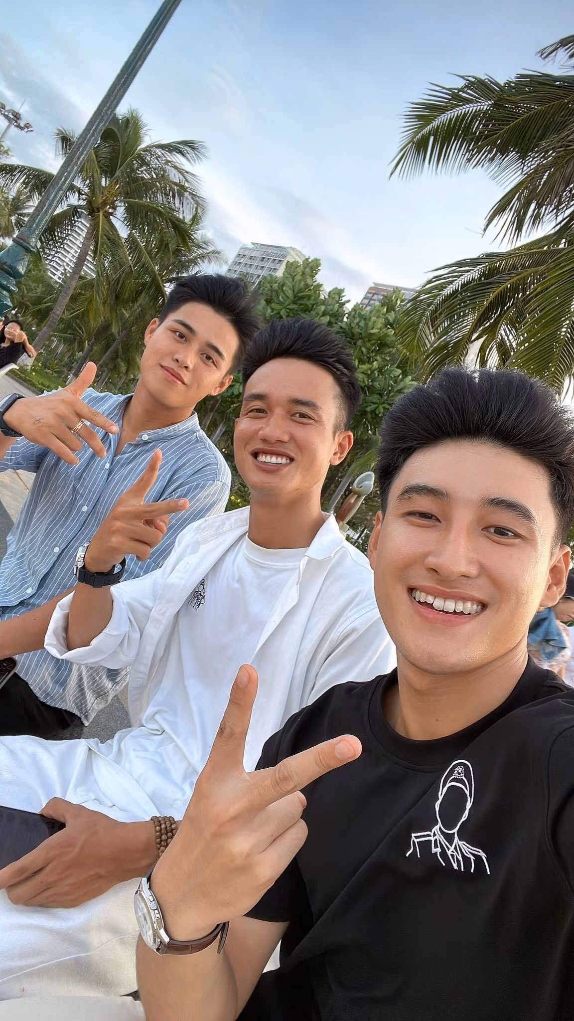 Kết thúc hành trình A80, rất nhiều cái tên nam quân nhân đã để lại những ấn tượng sâu sắc trong lòng người dân, trong đó có 3 nam chiến sĩ nổi bật là Long Trần, Nguyễn Hữu Cường, Đào Văn Bình. Mới đây, khoảnh khắc cả 3 cùng xuất hiện trong một khung hình khiến cộng đồng mạng vô cùng thích thú. (Ảnh: FB Long Trần)