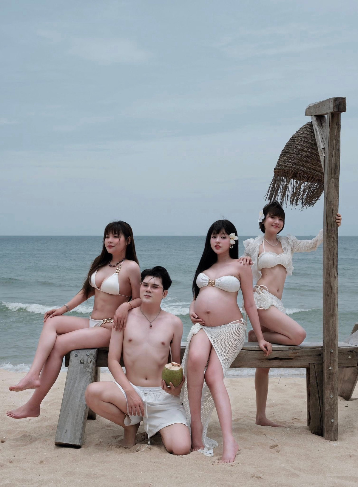 Nhiều người còn tinh ý nhận ra cô nàng cũng không hề gặp tình trạng rạn da - tình trạng mà nhiều mẹ bầu gặp phải trong quá trình thai kỳ. (Ảnh: FBNV)