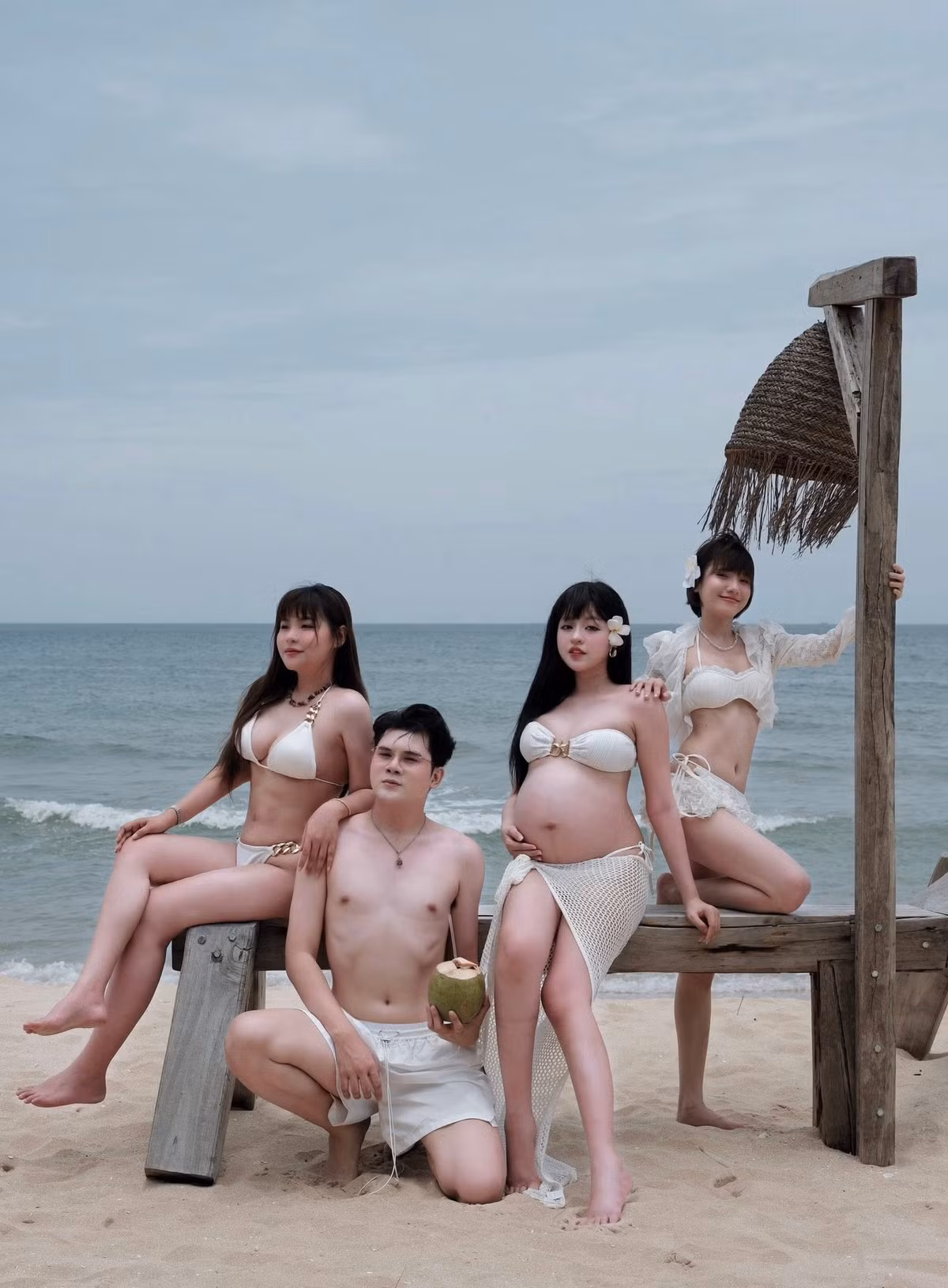 Nhiều người còn tinh ý nhận ra cô nàng cũng không hề gặp tình trạng rạn da - tình trạng mà nhiều mẹ bầu gặp phải trong quá trình thai kỳ. (Ảnh: FBNV)