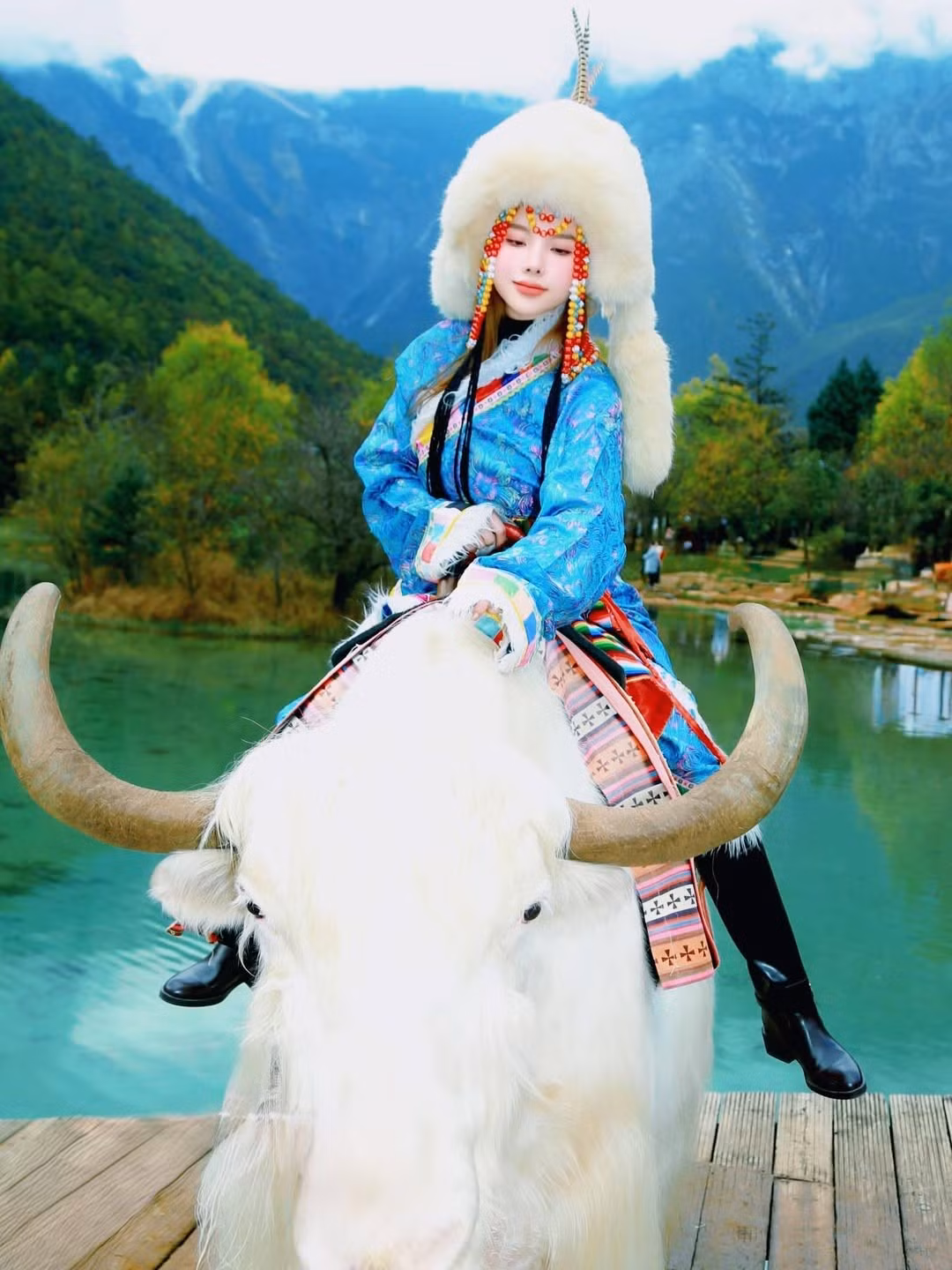 Cưỡi bò Yak là một trải nghiệm du lịch đặc trưng tại các vùng cao nguyên như Tây Tạng hay Vân Nam, và Hạnh Sino đã tận dụng tối đa nét độc đáo này để tạo nên những bức hình "độc nhất vô nhị". (Ảnh: IGNV)