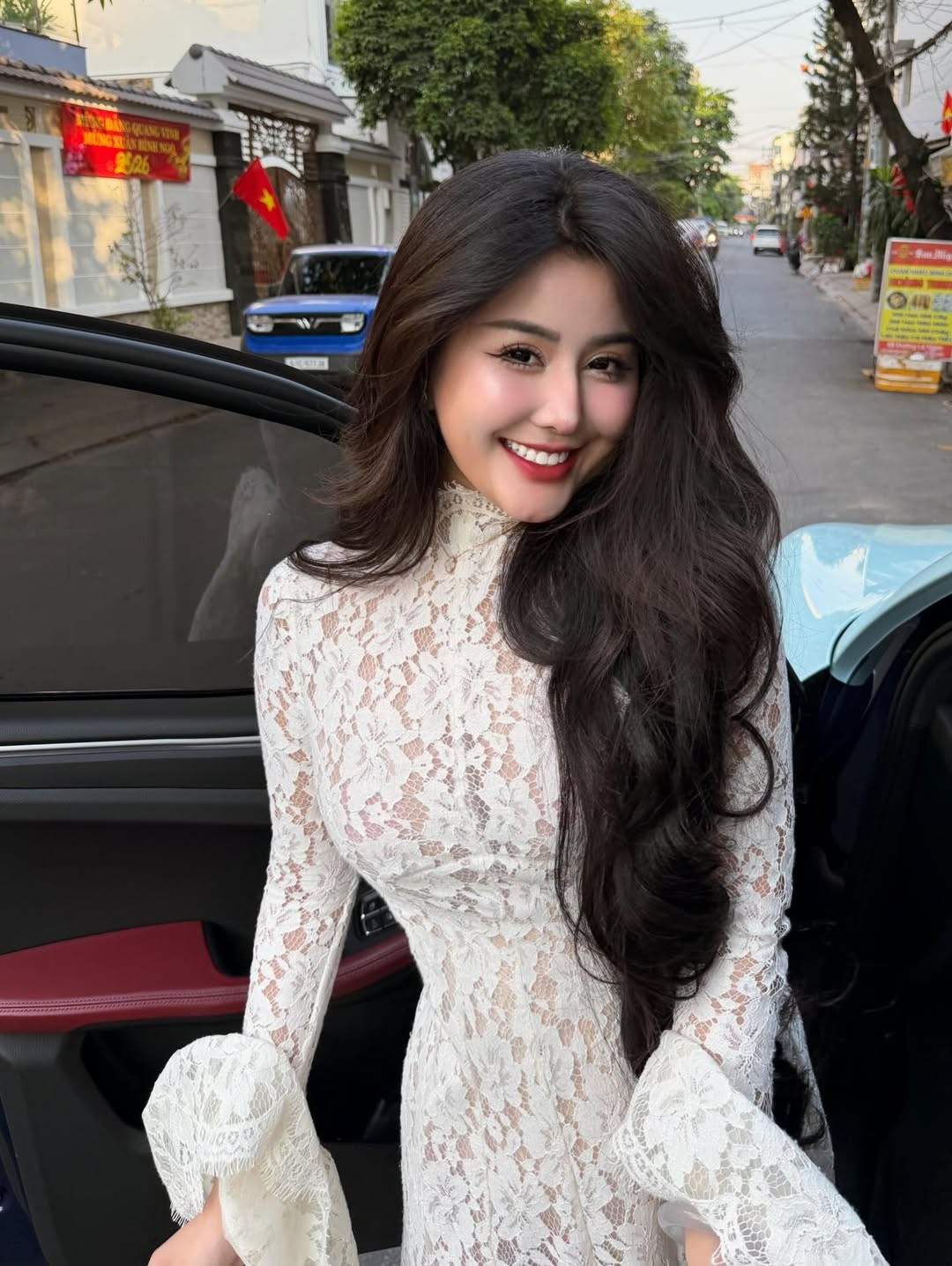 Dưới ánh nắng chiều nhẹ nhàng, một nụ cười rạng rỡ hay một ánh nhìn mơ màng của người đẹp sinh năm 2001 dường như có thể "đốn gục" bất kỳ ánh nhìn nào. (Ảnh: IGNV)