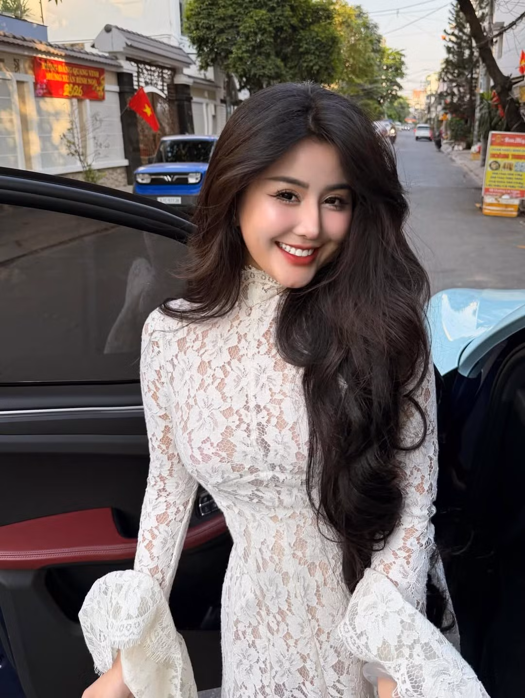 Dưới ánh nắng chiều nhẹ nhàng, một nụ cười rạng rỡ hay một ánh nhìn mơ màng của người đẹp sinh năm 2001 dường như có thể "đốn gục" bất kỳ ánh nhìn nào. (Ảnh: IGNV)