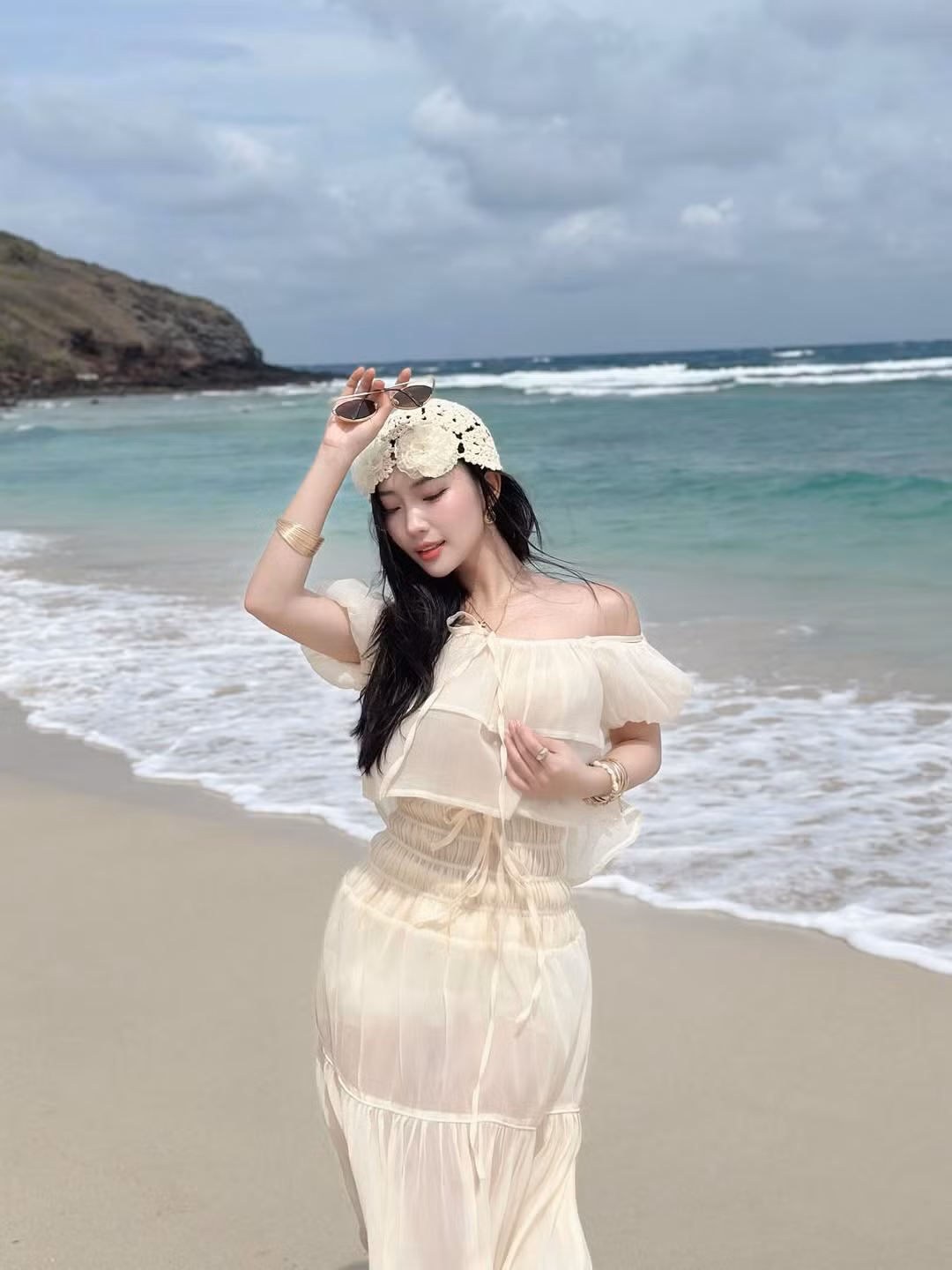 Chiếc nơ nhỏ thắt ở cổ áo và những đường nhún bèo mềm mại trên thân váy tạo điểm nhấn duyên dáng, mang đến cảm giác vừa ngọt ngào, vừa thanh lịch. (Ảnh: IGNV)