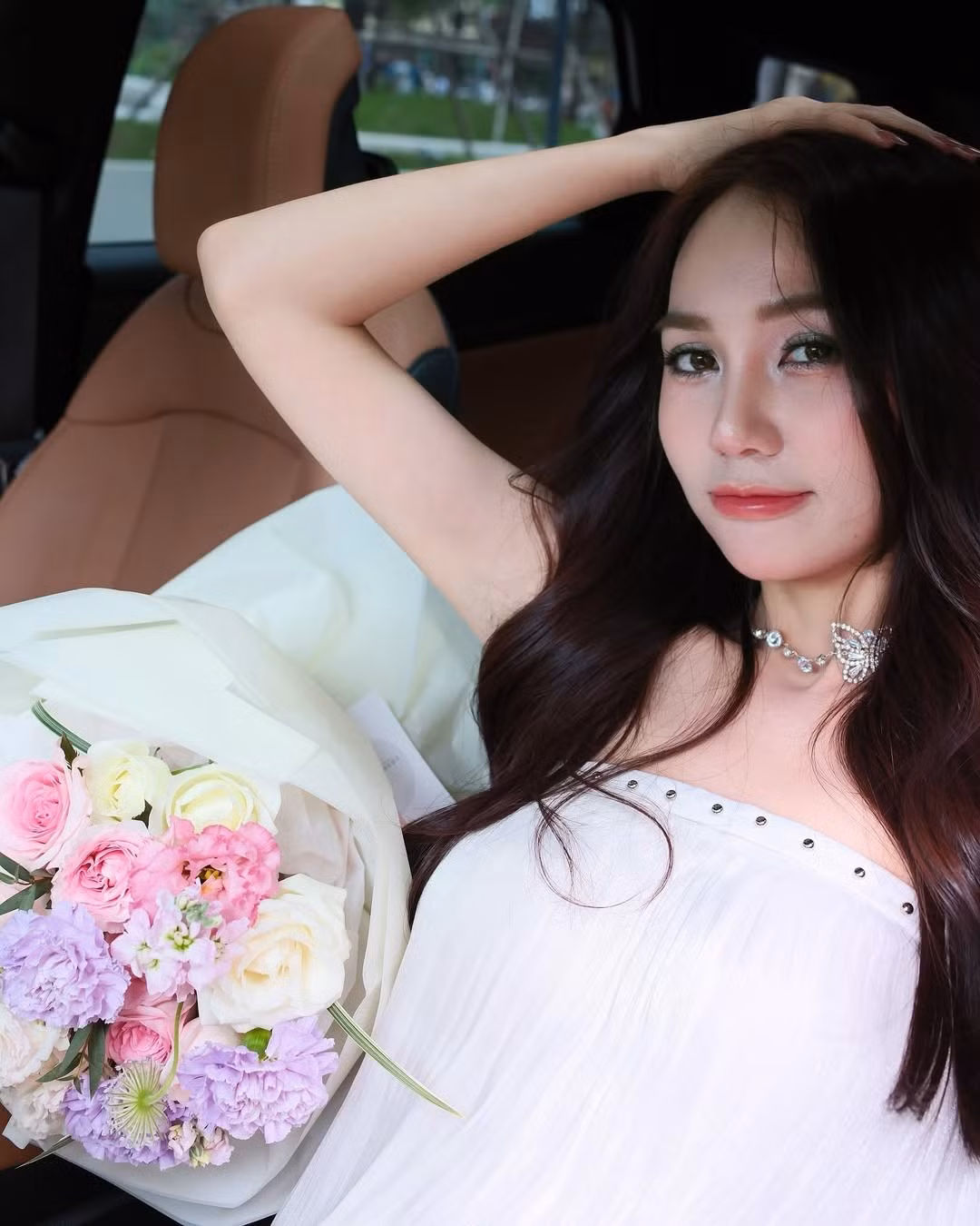 Trong loạt ảnh, Hoàng Kim Chi lựa chọn chiếc đầm quây trắng tinh khôi, khéo léo khoe trọn bờ vai nuột nà, làn da trắng mịn không tì vết.