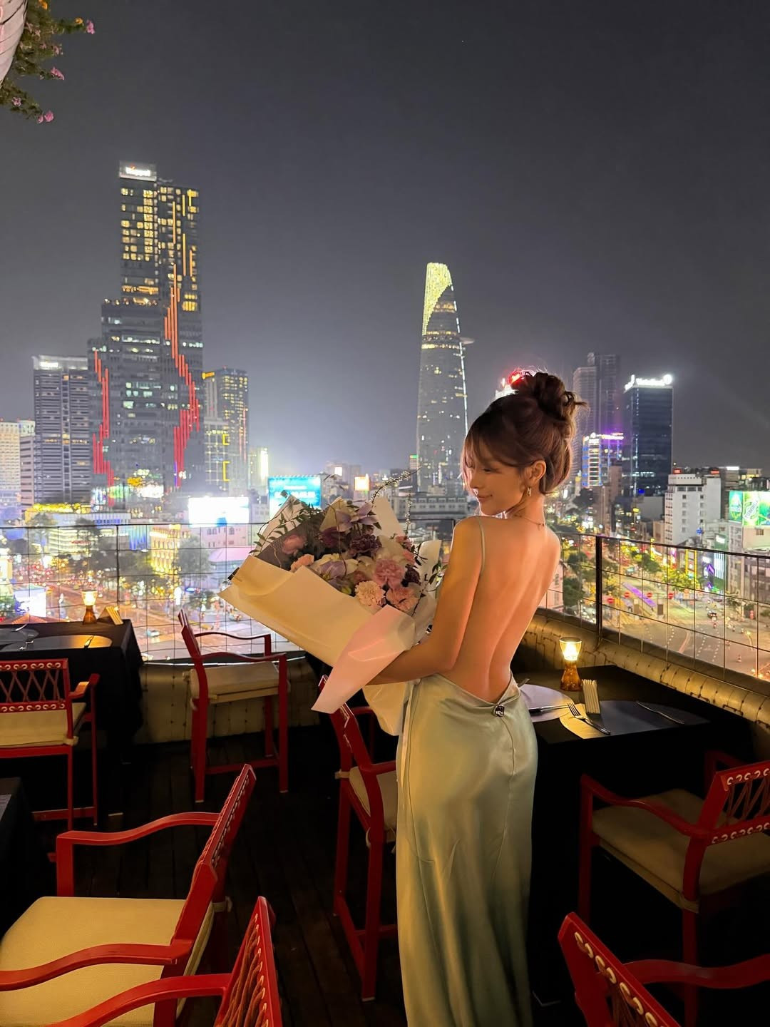 Trên trang cá nhân, hot girl Thụy Hân đã chia sẻ bộ ảnh kỷ niệm cột mốc 7 năm yêu nhau với dòng trạng thái đầy ngọt ngào. Cặp đôi đã cùng nhau tận hưởng một bữa tối riêng tư tại một nhà hàng sang trọng có view nhìn thẳng ra tòa nhà Bitexco và toàn cảnh Sài Gòn về đêm. (Ảnh: IG @hiann_)