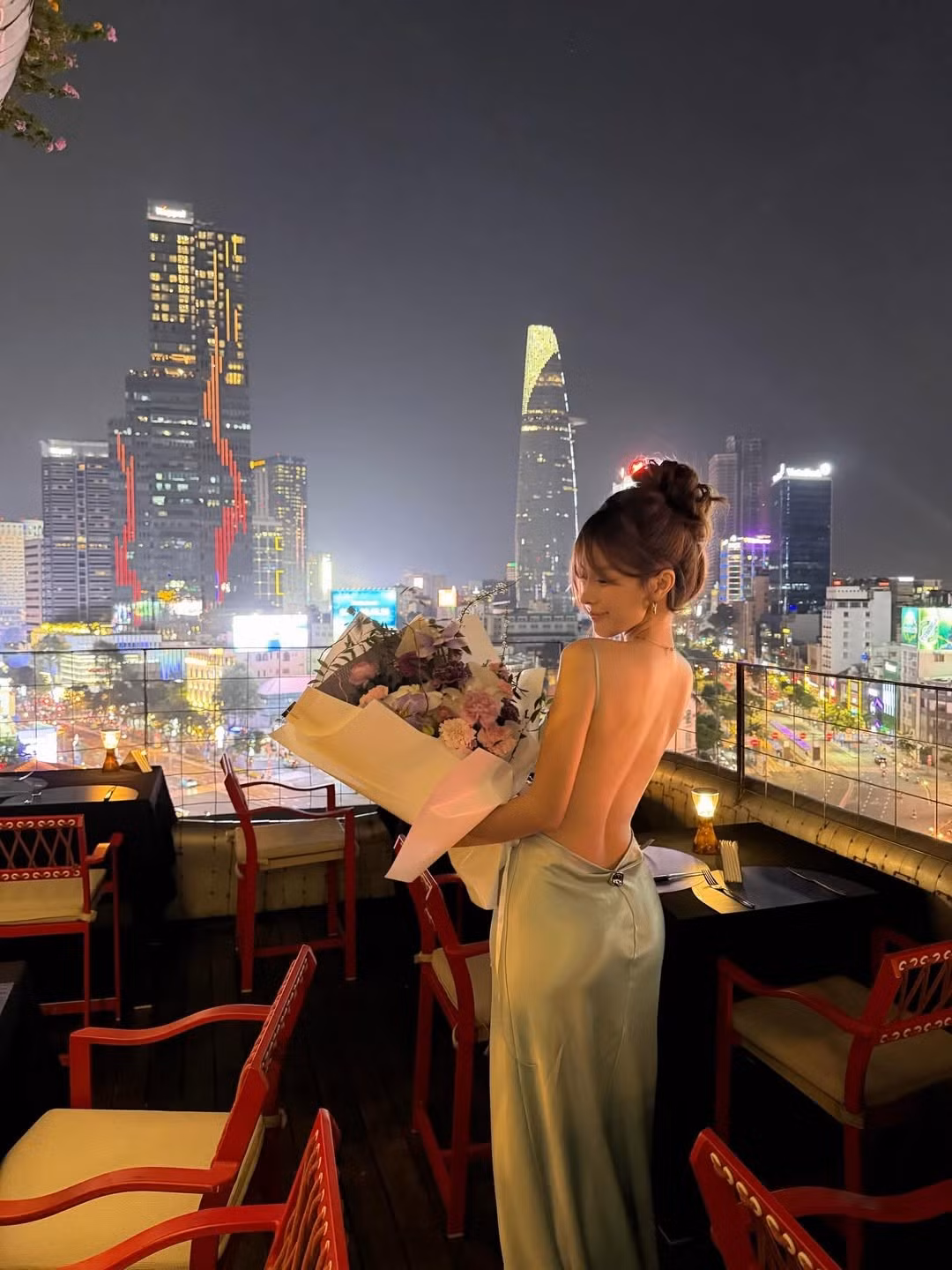 Trên trang cá nhân, hot girl Thụy Hân đã chia sẻ bộ ảnh kỷ niệm cột mốc 7 năm yêu nhau với dòng trạng thái đầy ngọt ngào. Cặp đôi đã cùng nhau tận hưởng một bữa tối riêng tư tại một nhà hàng sang trọng có view nhìn thẳng ra tòa nhà Bitexco và toàn cảnh Sài Gòn về đêm. (Ảnh: IG @hiann_)