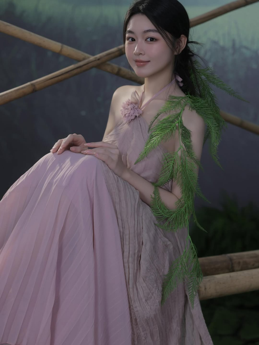 Sự kết hợp giữa nét đẹp hiện đại của Lọ Lem và không gian truyền thống tạo nên một sức hút lạ kỳ. (Ảnh: IGNV)