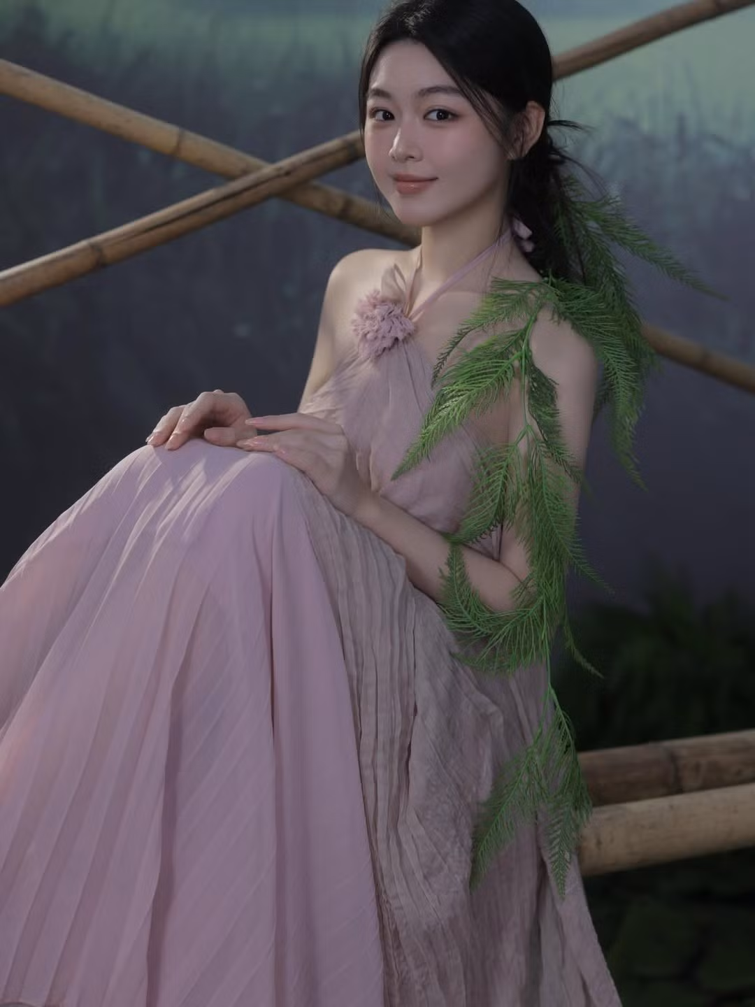 Sự kết hợp giữa nét đẹp hiện đại của Lọ Lem và không gian truyền thống tạo nên một sức hút lạ kỳ. (Ảnh: IGNV)